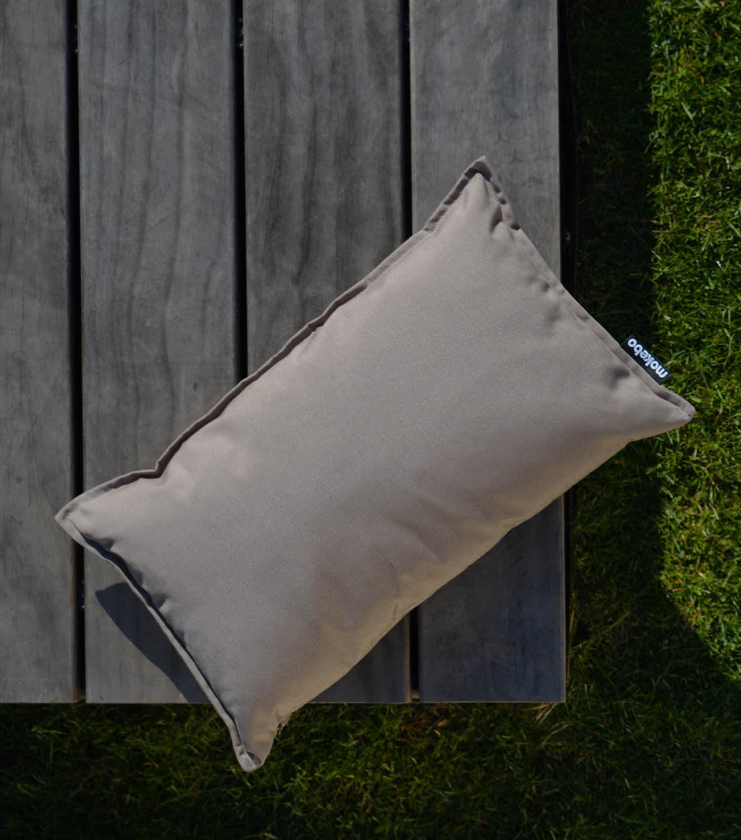 mokebo® Outdoor Kissen 'Das Ruhepolster' 2er-Set, (50x30cm) Terrassendeko, Sofakissen oder Kissen für Balkon, Terasse oder Garten, Dekokissen Bezug aus feinem Outdoorstoff in Taupe