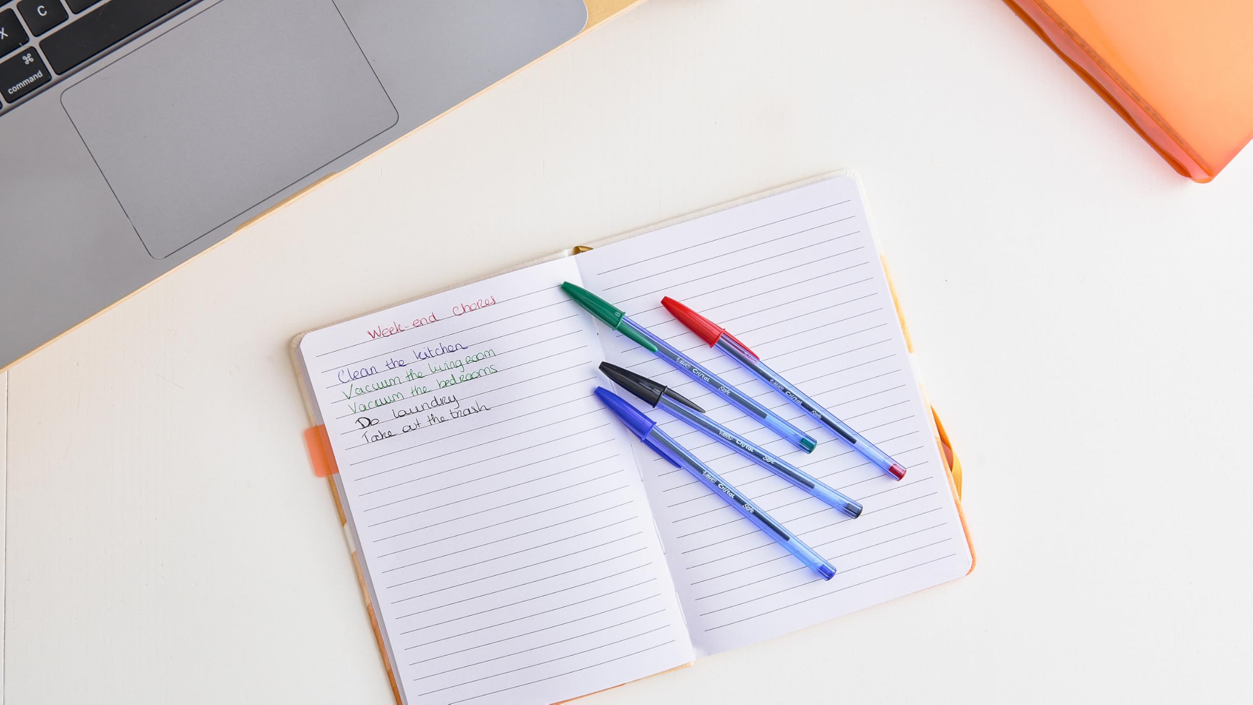 BIC Cristal Soft Penne a Sfera Punta Media 1,2 mm Inchiostro Softline Colori Assortiti Confezione da 10