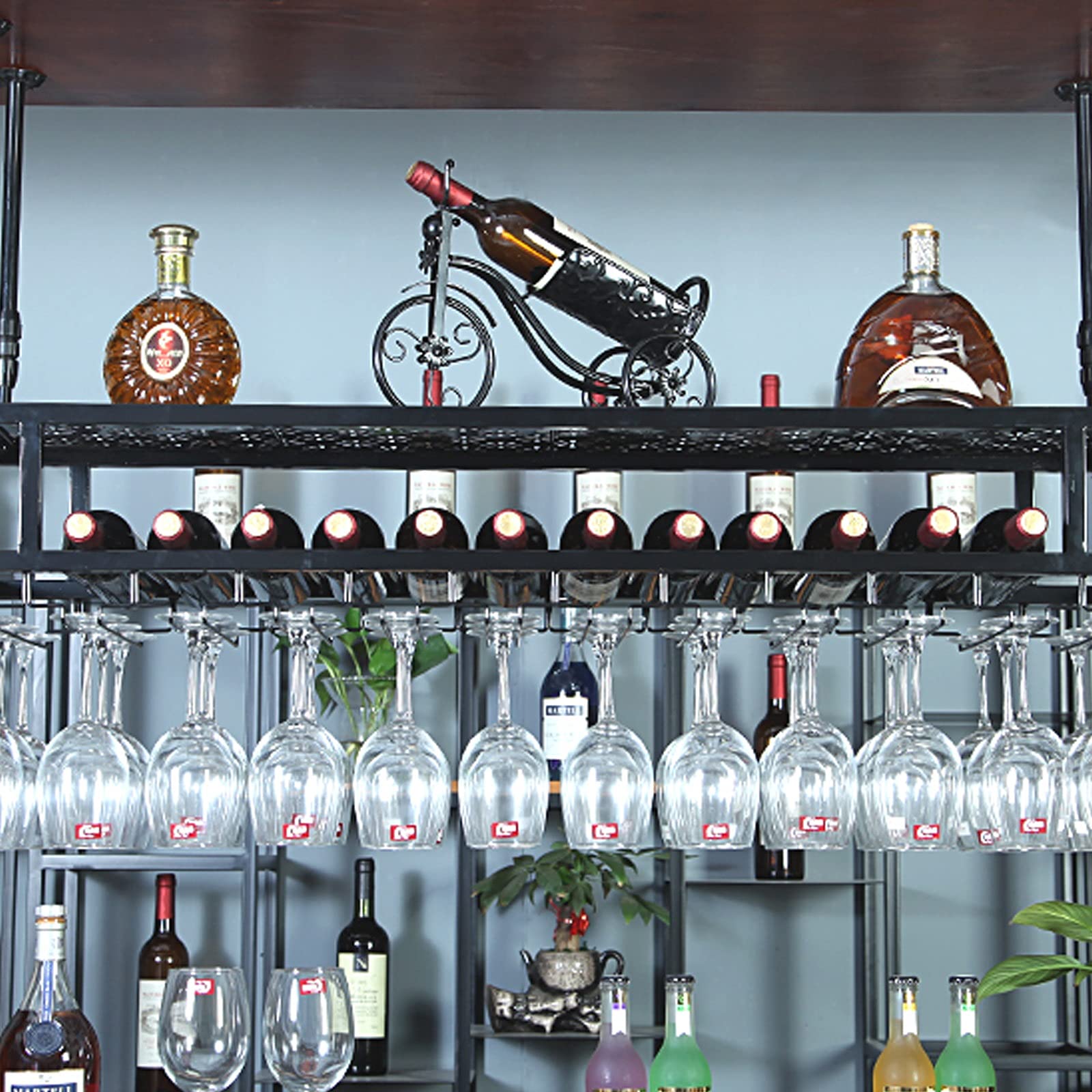 Casier à vin suspendu au style industriel pour sublimer votre bar ou cuisine
