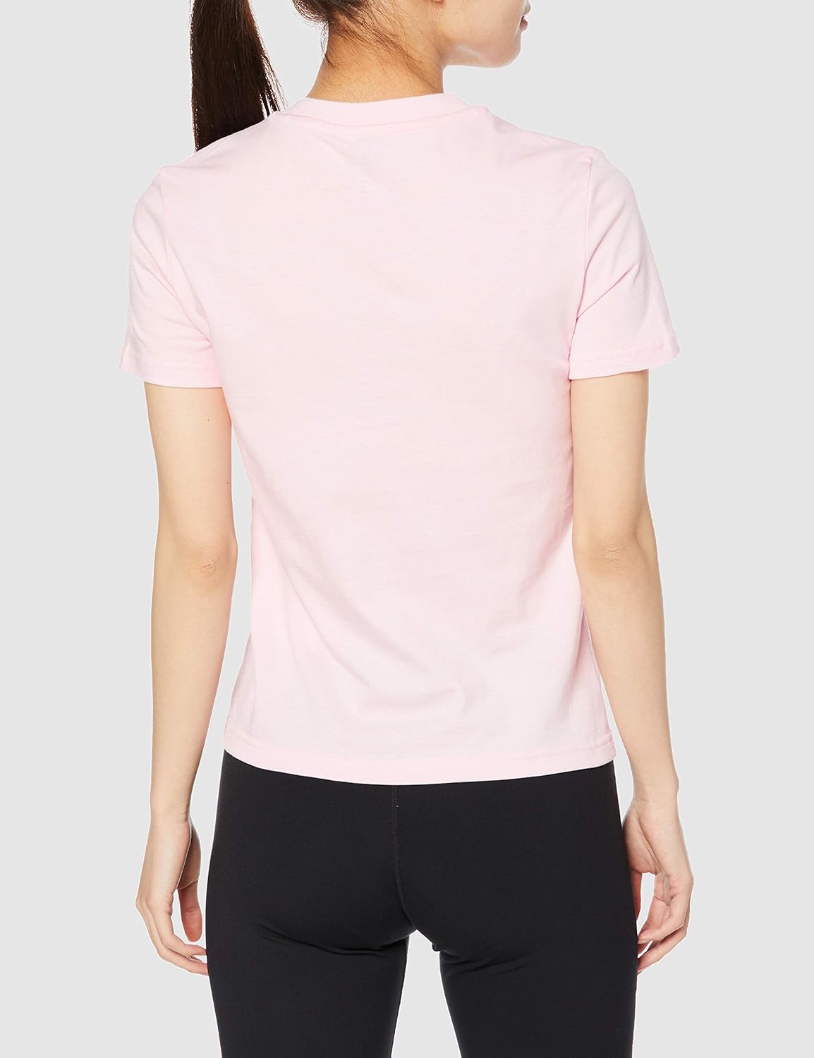 様々なコーディネートが可能なTシャツ