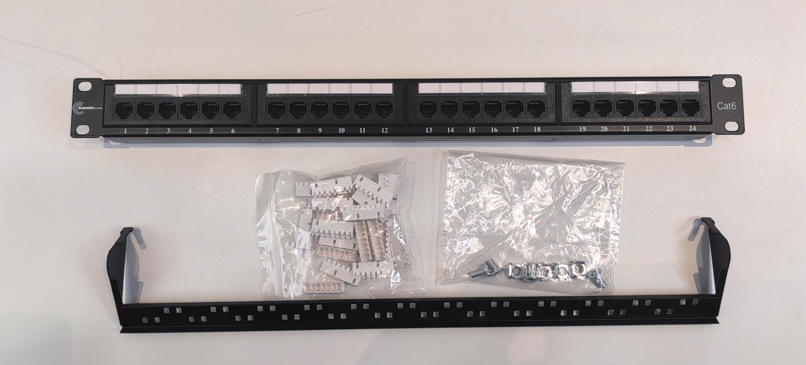 Panneau de brassage 24 ports Cat6 10G, panneau de brassage réseau UTP 48,3 cm, panneau de brassage Ethernet 1U à montage mural pour câblage Cat6, Cat5e, Cat5 (24 ports)