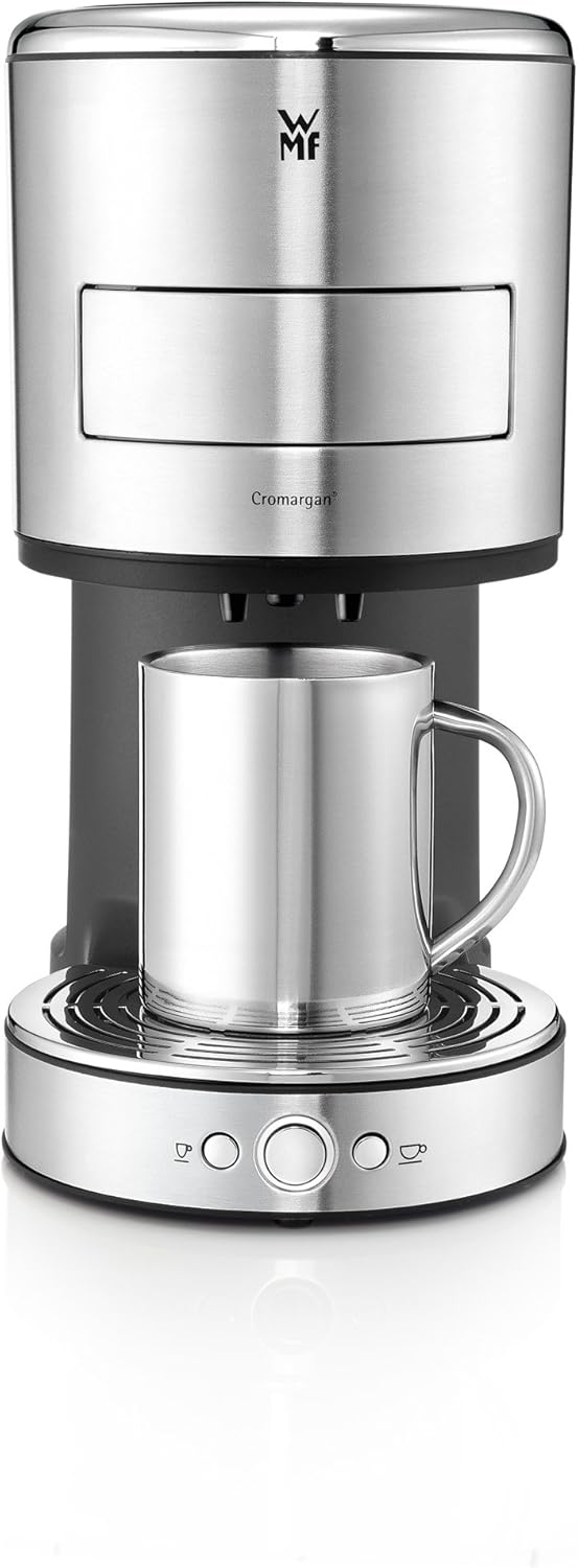 WMF Lono кофе капсуласы айнек кружкага ысык суу куюп жатат