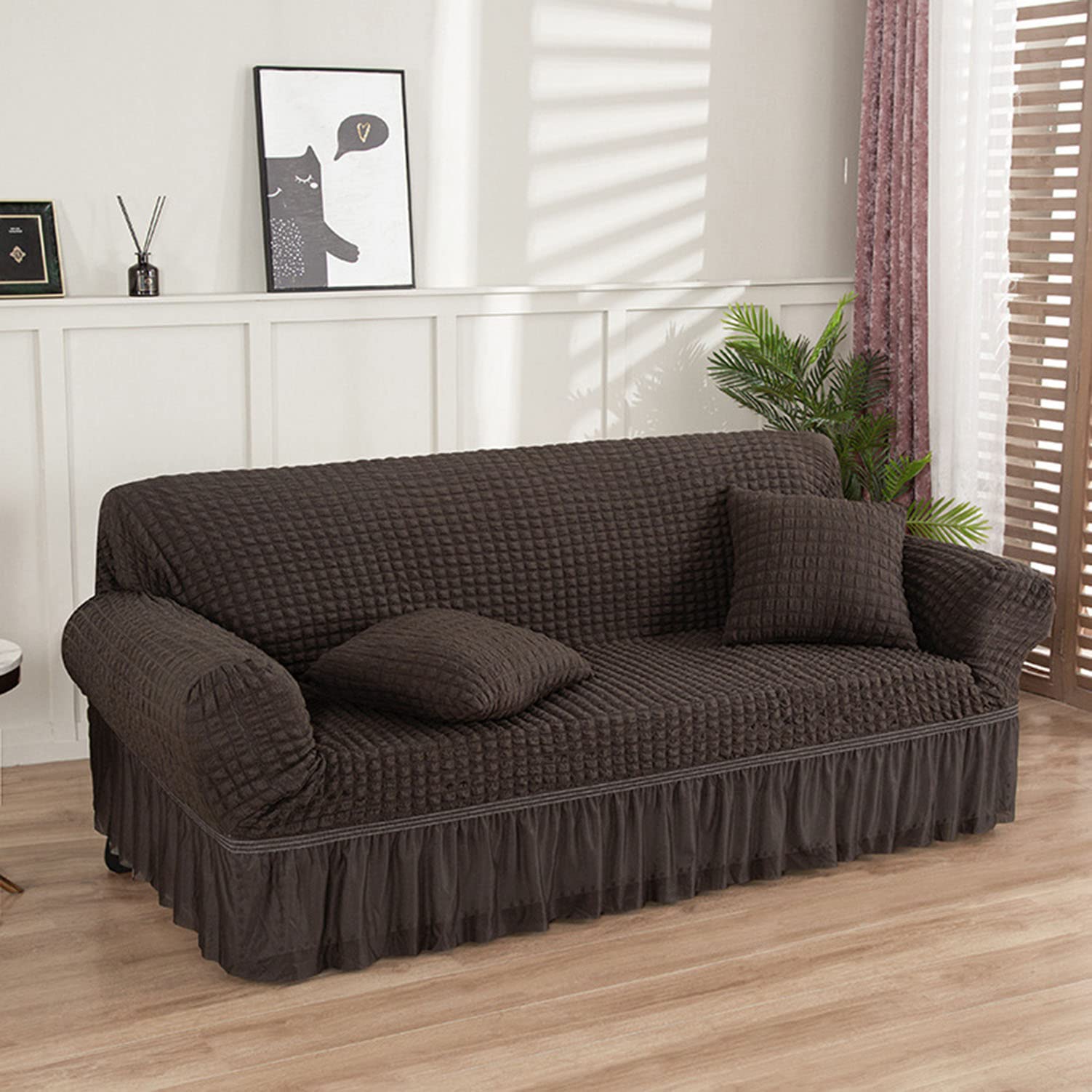 Housse de canapé extensible café pour rénover votre salon avec une jupe élégante