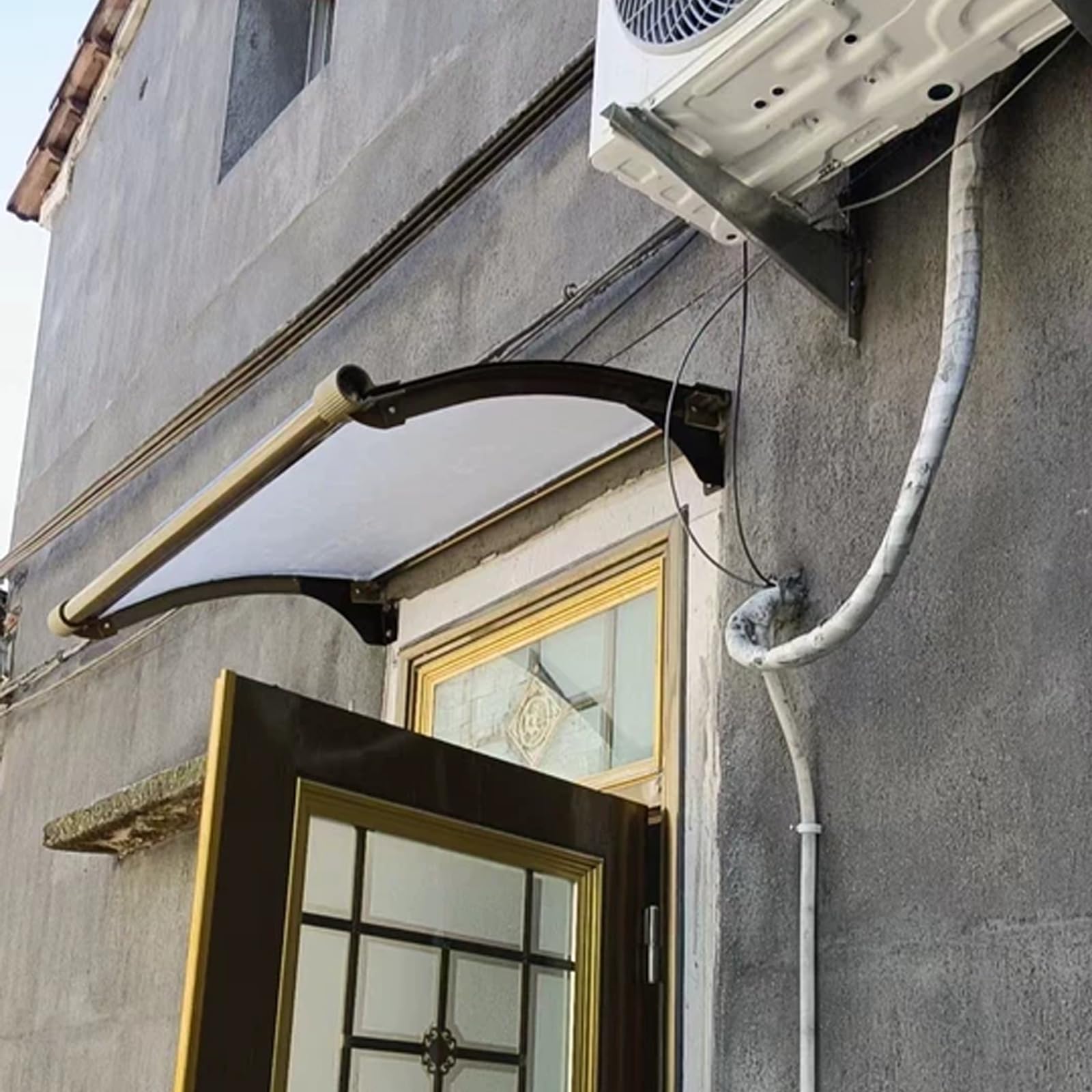 Auvent de porte pour stopper les infiltrations d'eau de pluie sous l'entrée