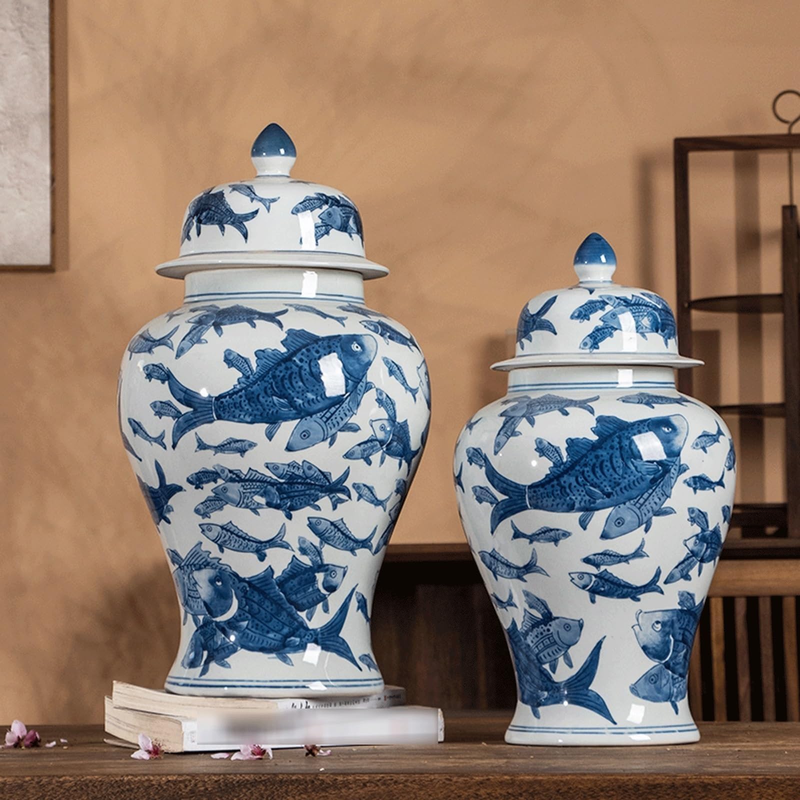 EYPKPL Tempelglas Jingdezhen-Keramikvase Blaues und weißes Porzellan-Fisch-Ingwer-Glas mit Deckel Chinesisches handbemaltes orientalisches dekoratives Glas(16.5x42.5cm)