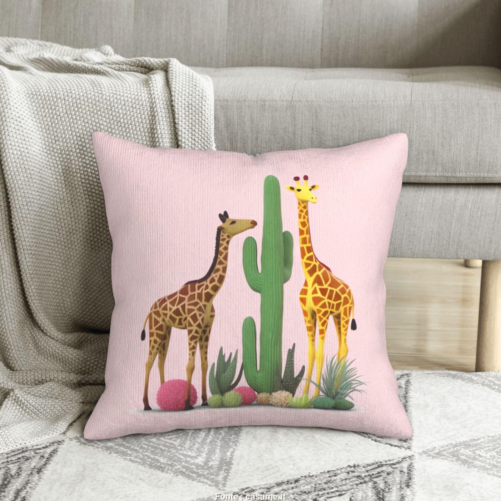 Coussin girafe et cactus en velours pour embellir le salon et le canapé familial