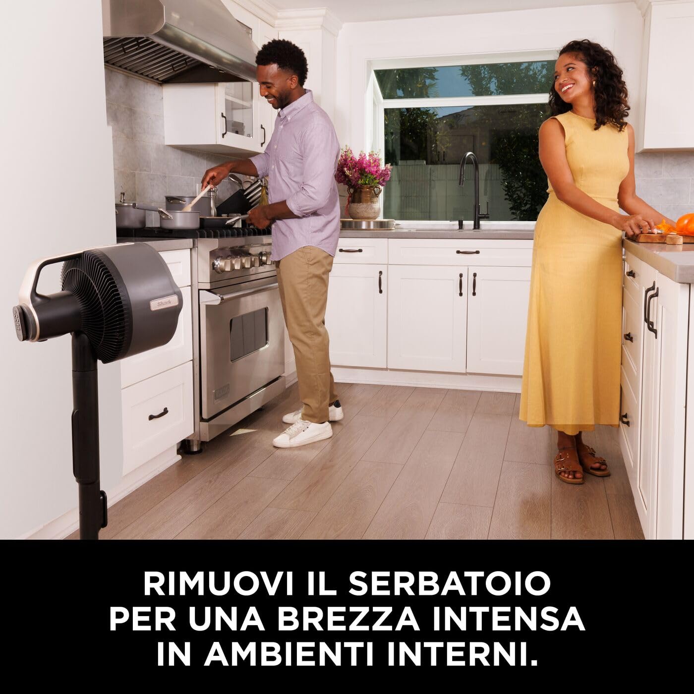 Shark FlexBreeze Pro Mist Ventilatore per Interni ed Esterni senza Filo con Nebulizzatore, Portatile, Raggio 20 m, a Piantana o da Tavolo, 5 Velocità, Silenzioso, Telecomando, Grigio Antracite FA300EU