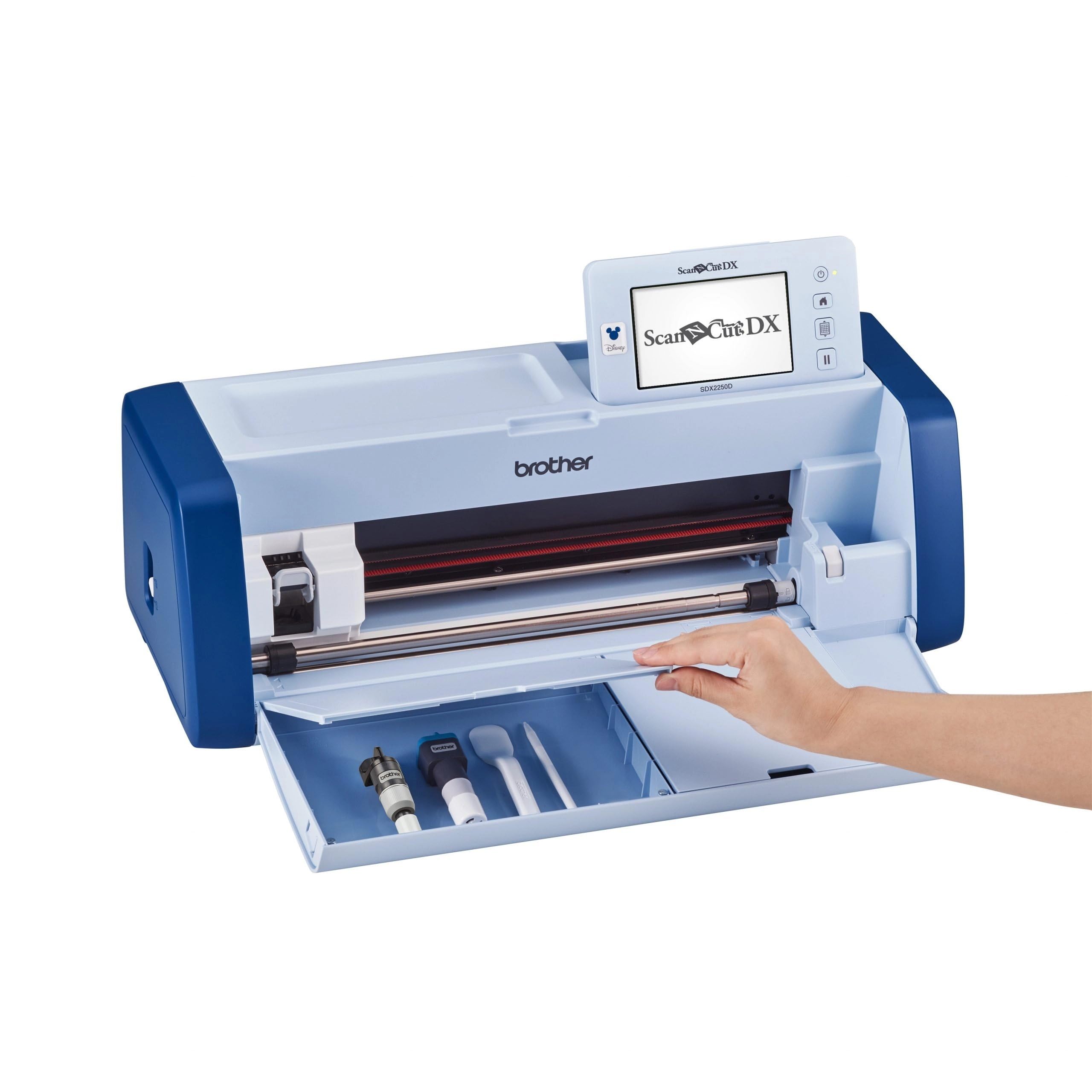 Brother ScanNCut DX SDX2250D, Machine de Découpe et Traçage Disney, Scanner 600 dpi, 1485 Motifs Intégrés, Connectivité WLAN