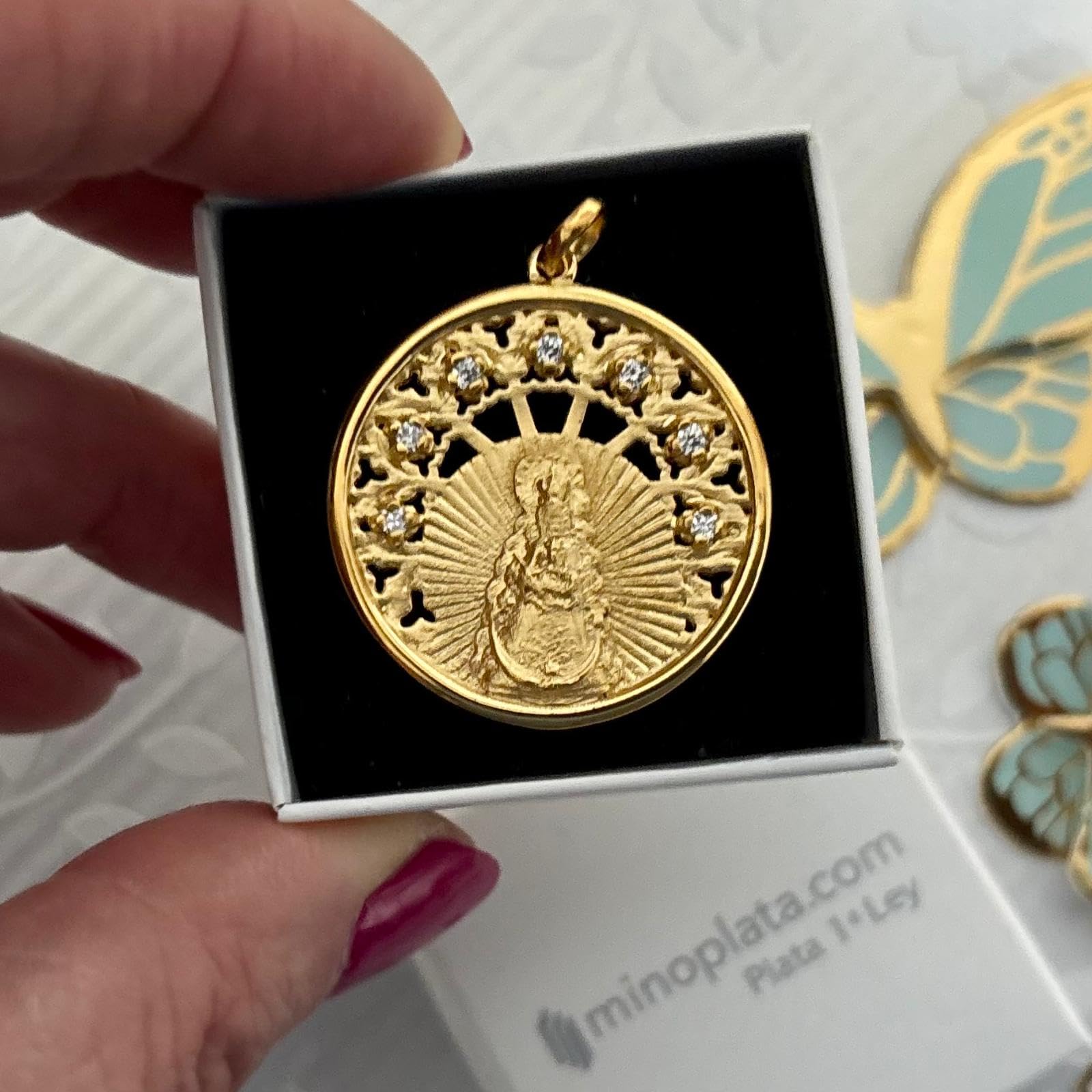 Medallón Virgen del Rocío, Plata de Ley 925 Chapada en Oro, 30mm, Diseño Calado con Circonitas