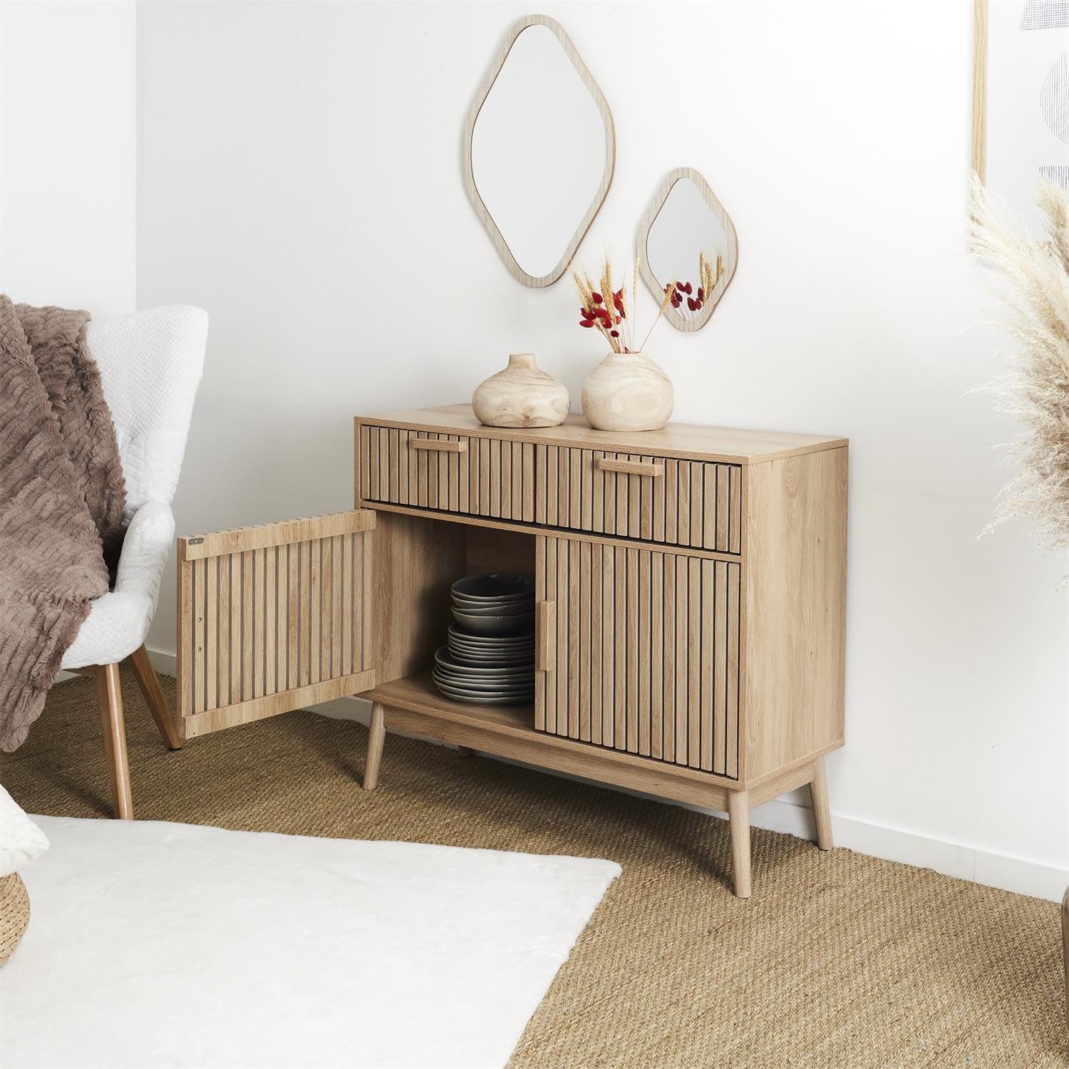 Commode Linea couleur chêne – Buffet avec 2 tiroirs et 2 portes, façades modernes avec fraisage vertical, meuble pour salon, salle à manger, couloir