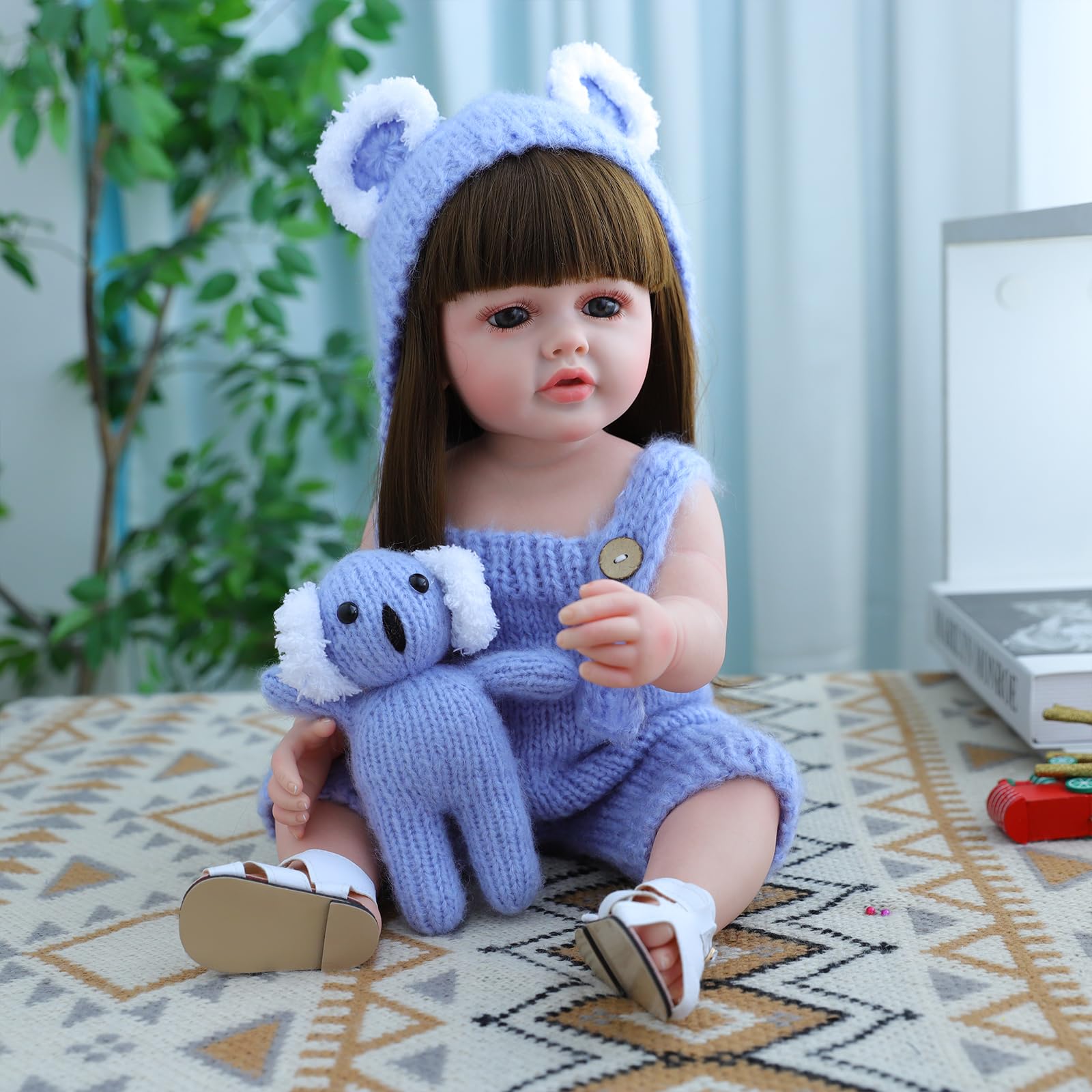 truly soft Realistyczna lalka do zabawy z długimi brązowymi włosami, dzierganym fioletowym strojem i misiem, 55 cm