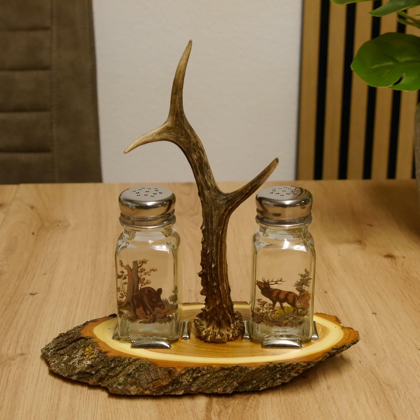 Salière et poivrière avec motif de chasse coloré sur plaque d'acacia avec manche en forme de chevreuil #27.40.1.1