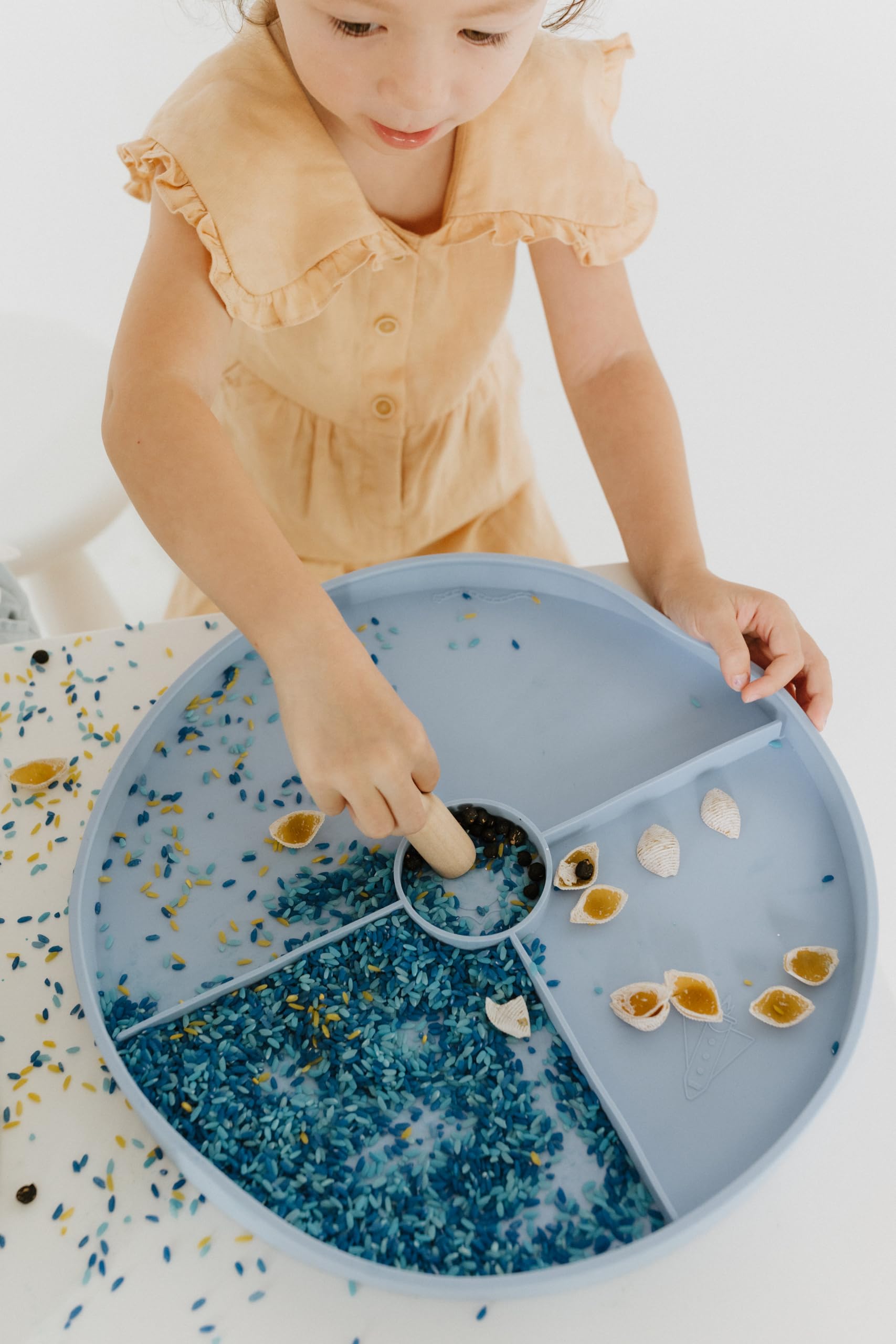 Jellystone Designs, Vassoio da Gioco Tray Play 2 in 1 con Coperchio, Gioco Sensoriale per Bambini dai 3 Anni di età, in Fibra di bambù e Melamina, Soft Blue, 35,5X 6 cm