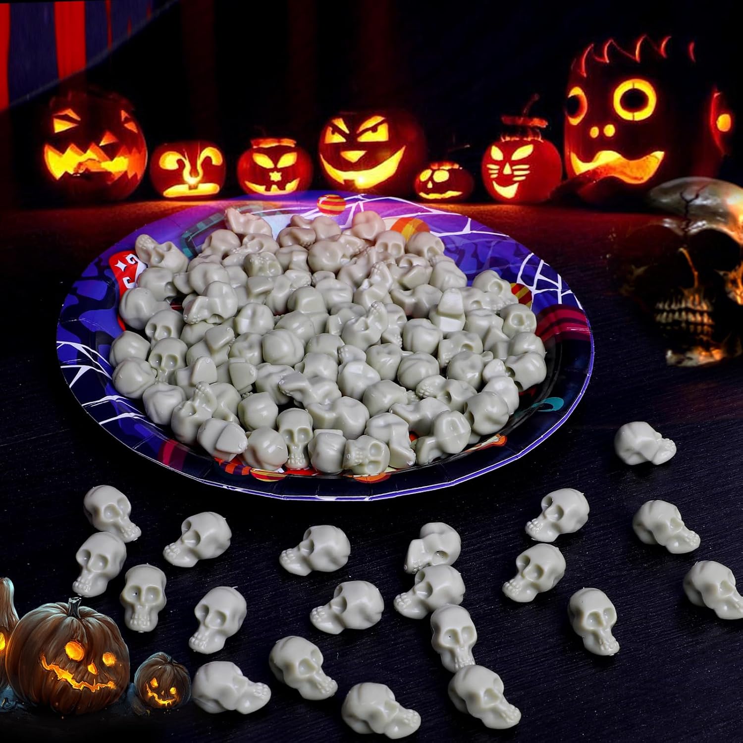 KIMOBER 100PCS Mini Skulls Heads Miniature Figurines,Small Plastic Realistic Halloween Skeleton Skulls Head Prank Props for Party Bar Home Table Decorations