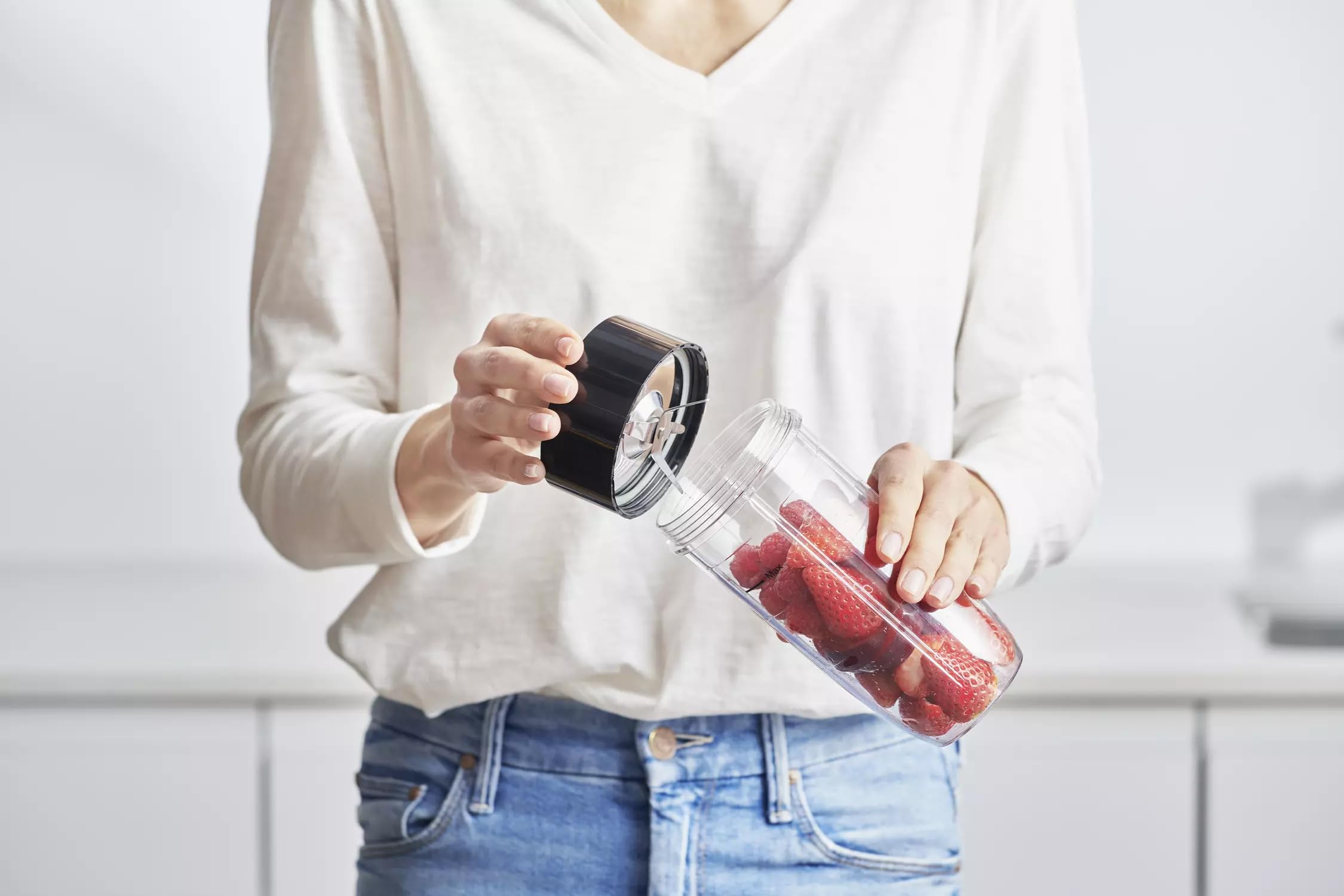 Betty Bossi - MixFIT Smoothie Maker 25999 – Leistungsstarker Mixer für Smoothies, Shakes und Säfte – Kompakt, einfach zu bedienen, mit To-Go Becher – Perfekt für gesunde Ernährung