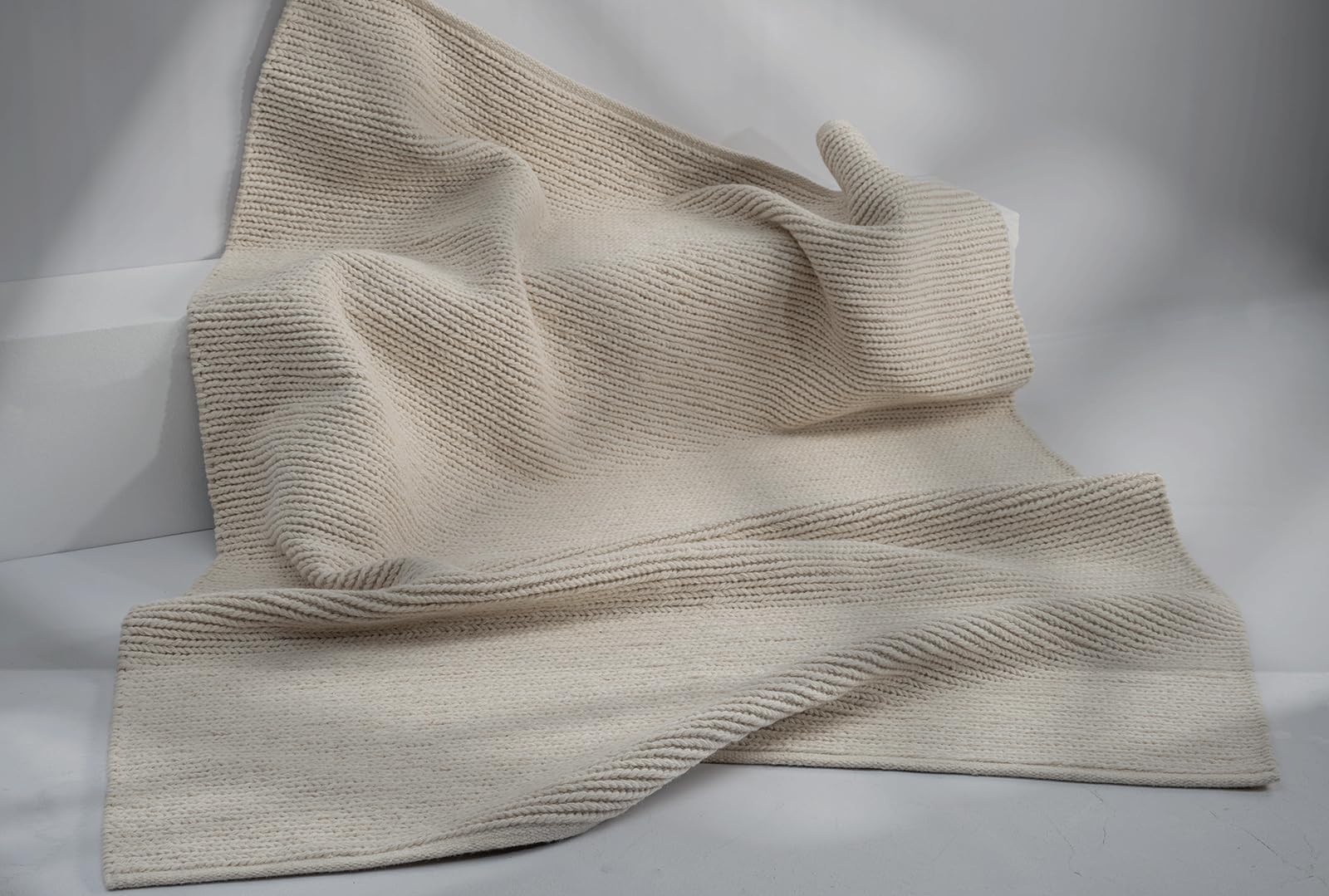 the carpet Premium Wool - Alfombra Tejida a Mano de Lana de Fibra Natural, Elegancia en Estilo escandinavo de Tejido Plano, Crema, 160 x 230 cm