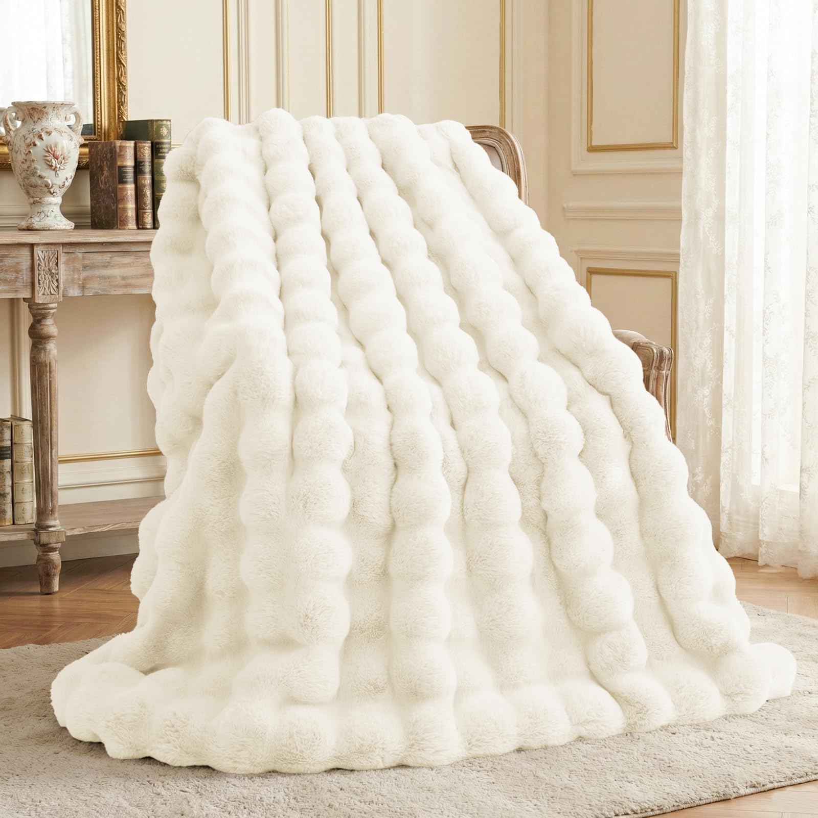 L'AGRATY Kunstkaninchenfell-Decke: 150x200cm Luxuriöse, weiche, Flauschige, Dicke Fellwurfdecke für Couch, Bett, Sofa - Gemütliche, plüschige Blasendecken mit Warmer Flanell-Fleece (Cremeweiß)