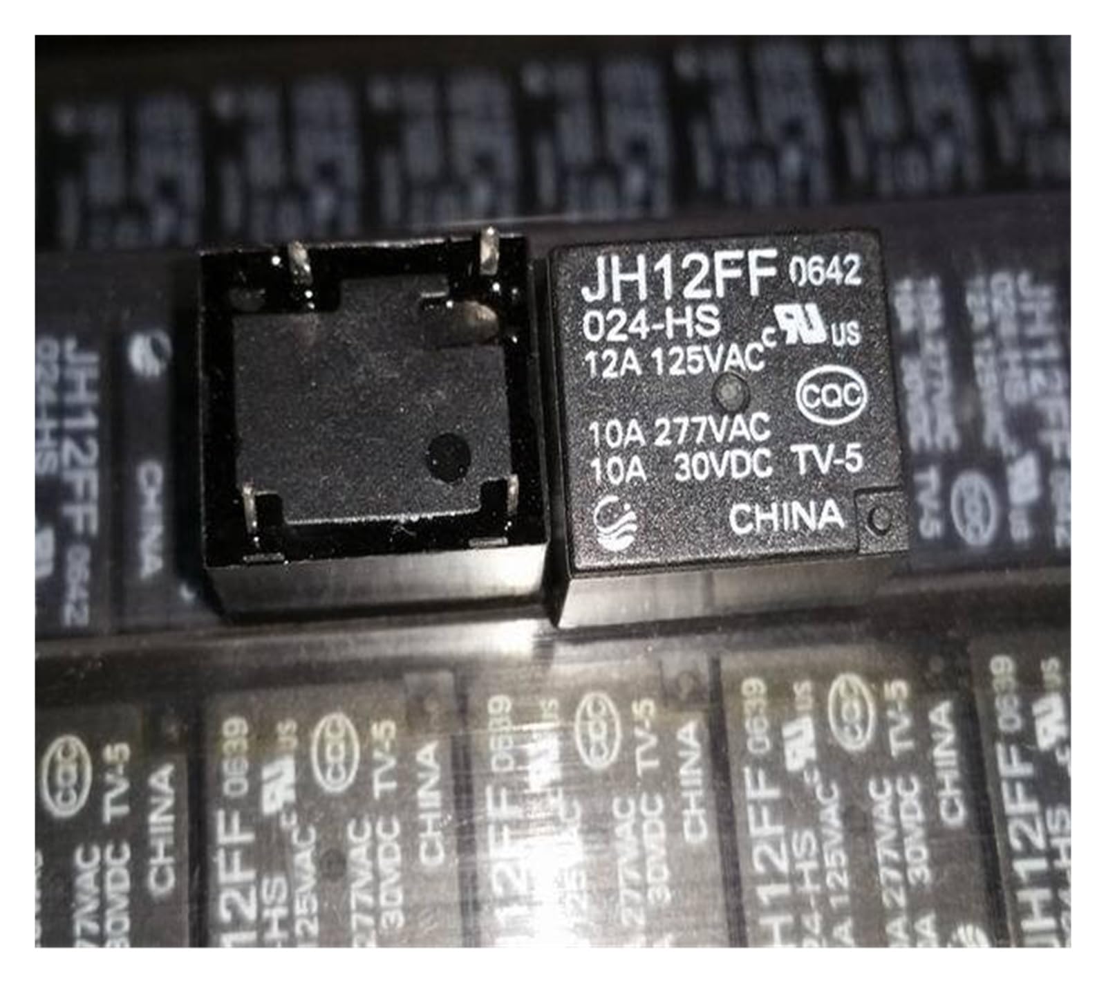Relé JH12FF 024-HS con 4 pines y alta capacidad de aislamiento para evitar cortocircuitos