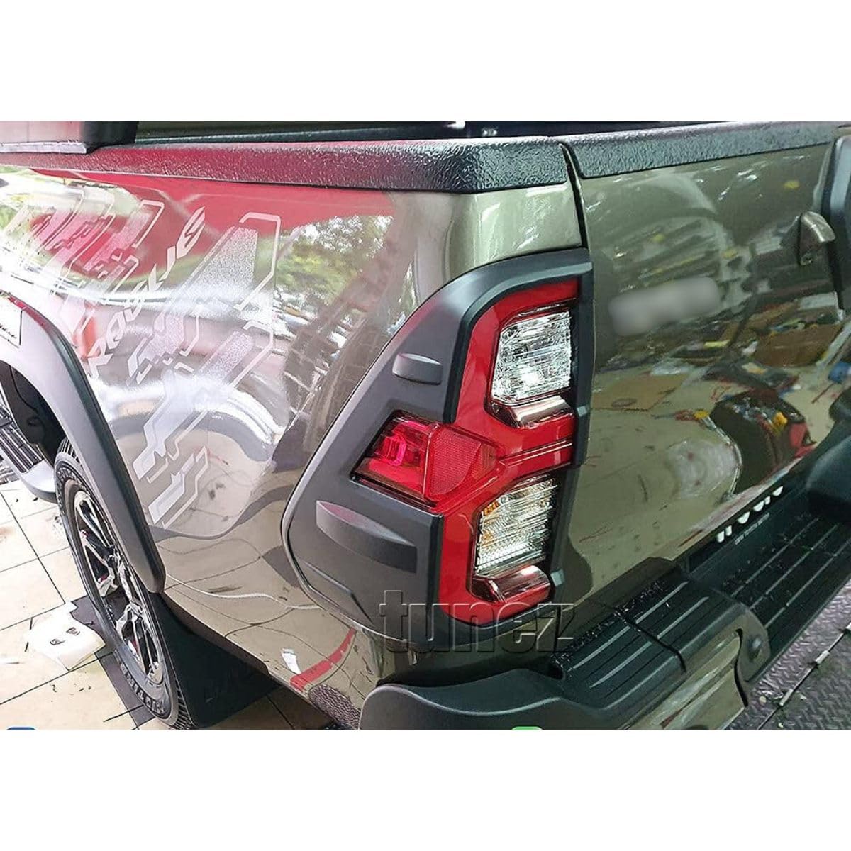 TUNEZ® Czarna tylna osłona tylnego światła kompatybilna z Hilux Mk3 2020 2021 2022 SR SR5 Rogue wytrzymała (pokrywa światła szatkowego)