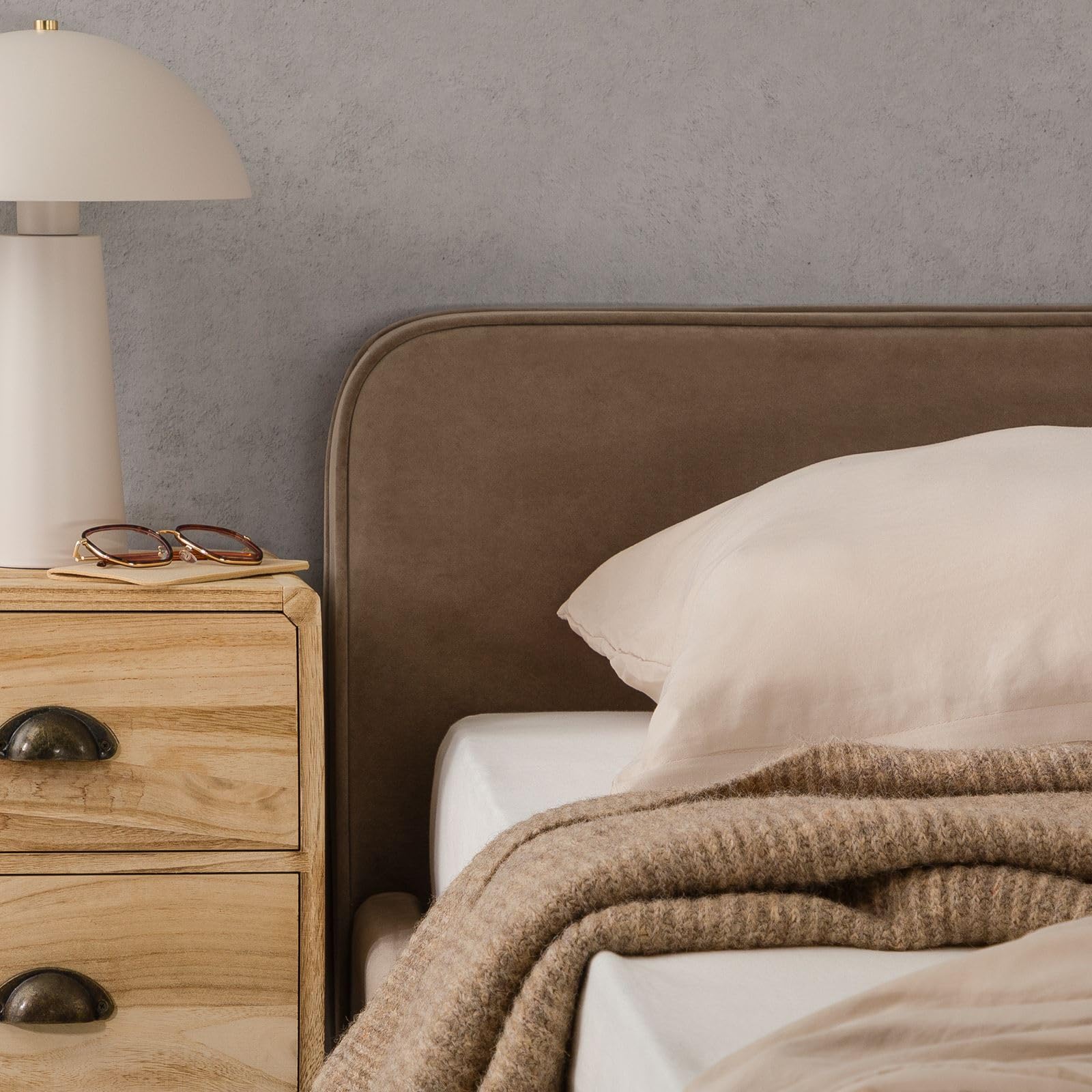 IDIMEX Polsterbett LAVORO Einzelbett 140x200, Greige - Bett mit Lattenrost und Samtstoffbezug, Bettgestell mit gepolstertem Kopfteil, modernes Design, Robuster Holzrahmen & Metallbeine