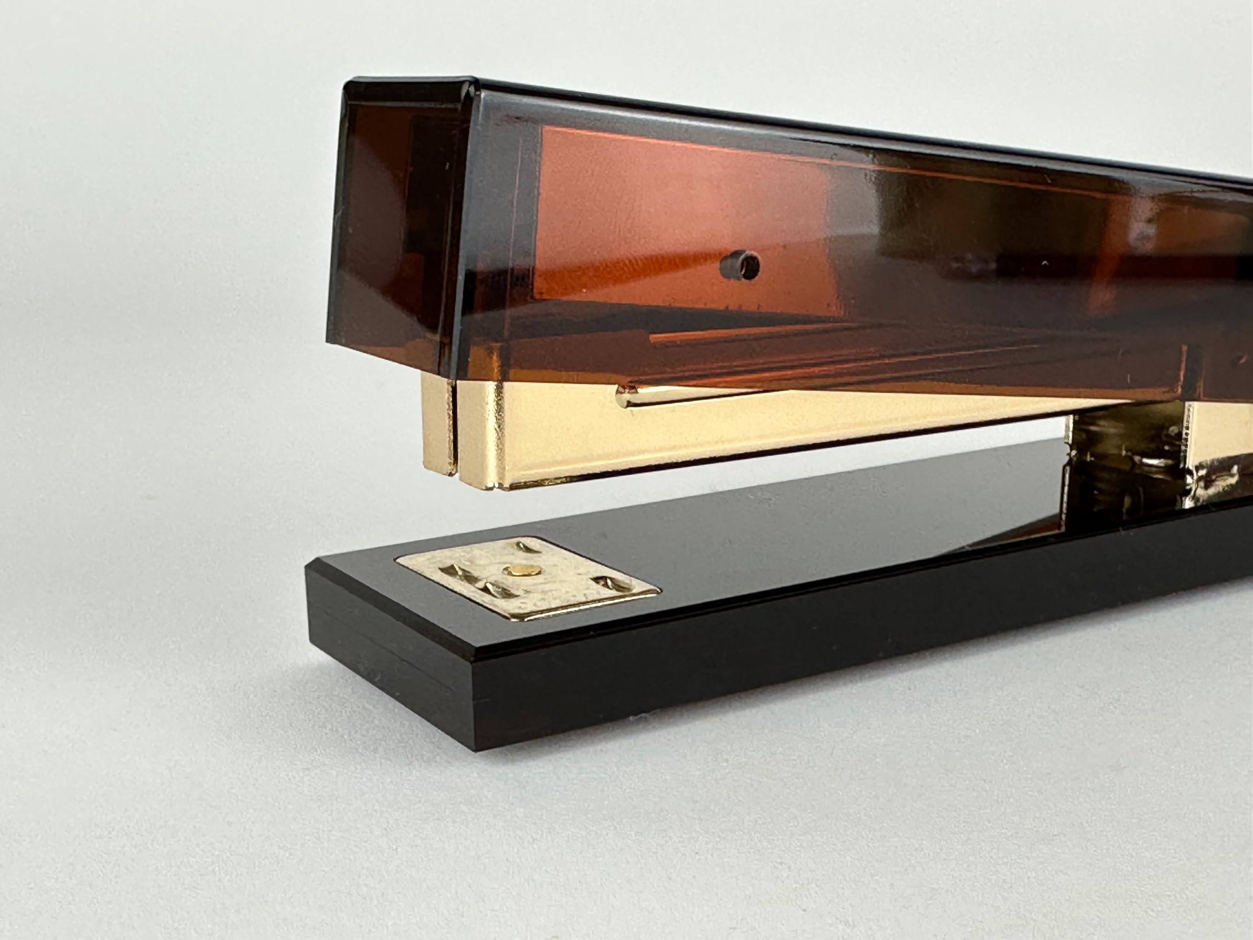 Grapadora Amber Gold, diseño elegante, capacidad de 25 hojas, cristal acrílico ámbar con detalles dorados