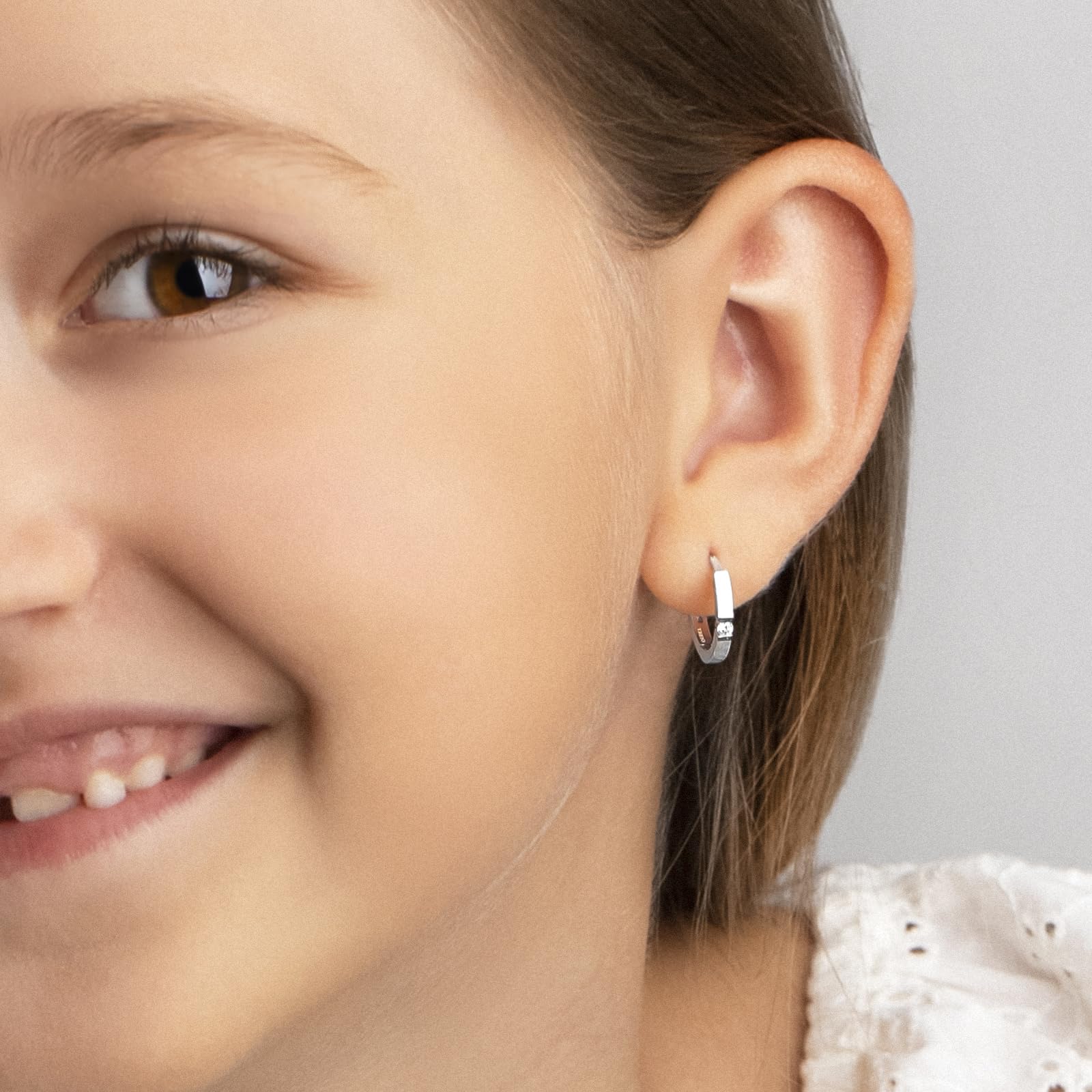 Creolen 585 750 Echtgold 13 mm - 2 Diamanten je 0.06 Ct - Damen Ohrringe in 14, 18 k Weißgold, Gelbgold, Roségold - Schmuck mit Geschenkbox
