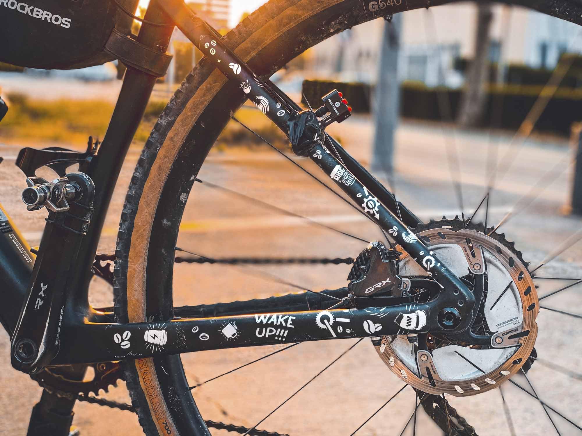 All Mountain Style Rahmenschutzfolie 200 µm - Transparente & Matte Lackschutzfolie – Micro‑Wabe PVC, selbstklebend, UV‑stabil – für Gravel & Rennrad – entwickelt in Barcelona - Coffee White