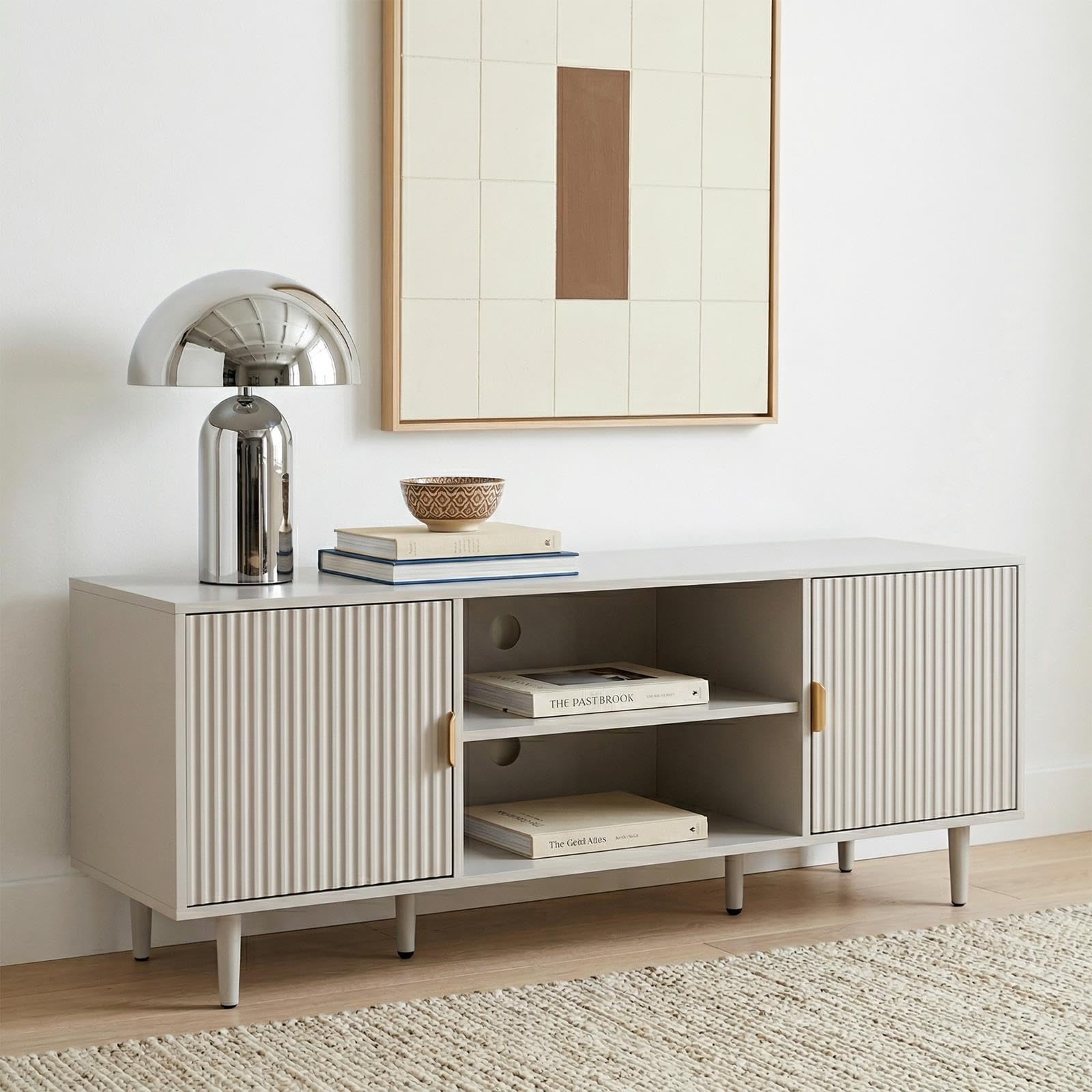 Lowboard ZELDA 150 cm, Kaschmir/Hellgrau - Modernes TV Lowboard mit Lamellenfront, Wohnzimmermöbel aus robustem MDF und Metallgestell, TV Schrank mit 2 Türen, offenes Mittelfach und Kabeldurchführung