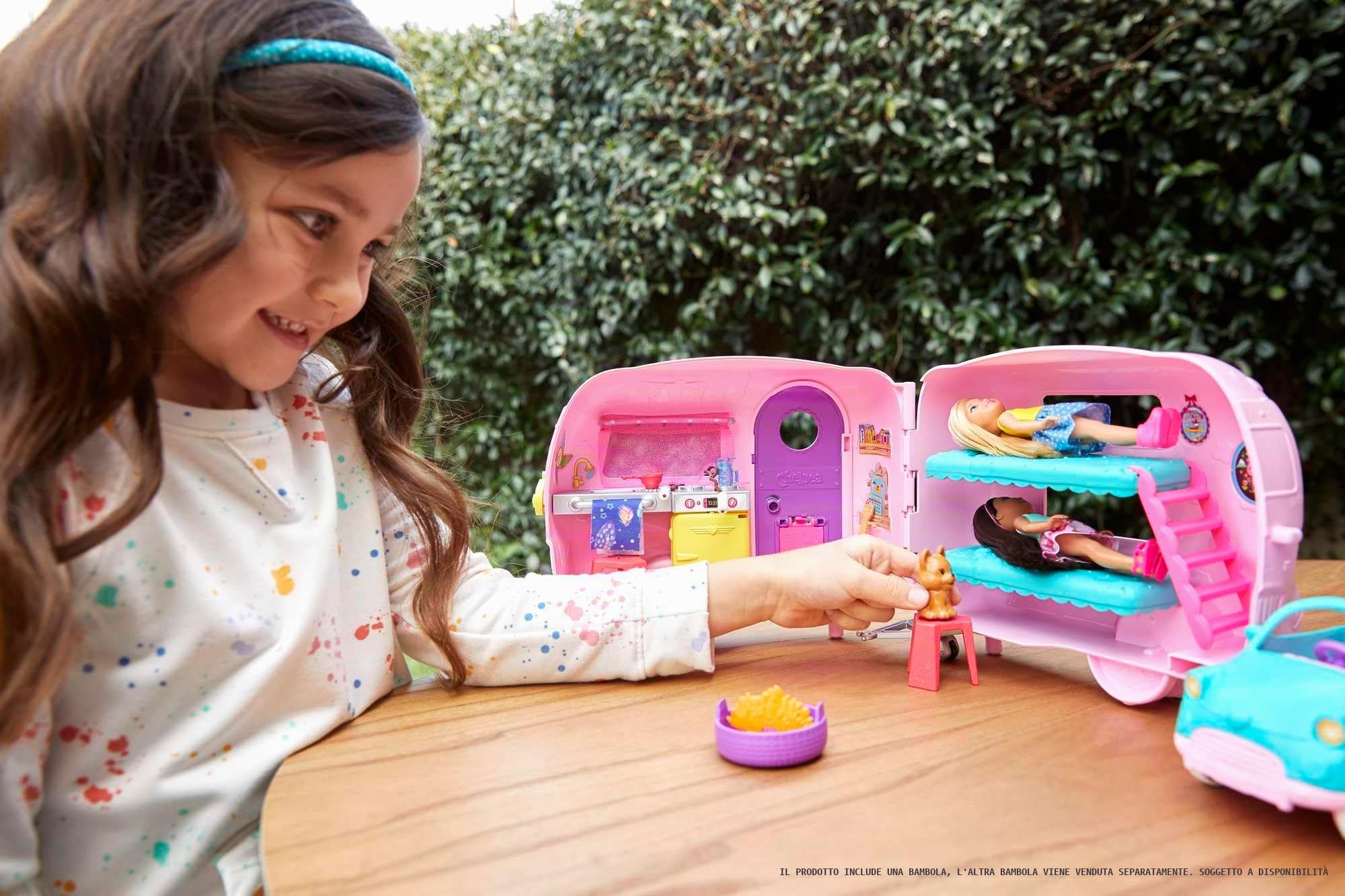 Barbie il Camper di Chelsea, PlaySet con Bambola, Veicolo, Roulotte e Tanti Accessori, Giocattolo per Bambini 3 + Anni, FXG90