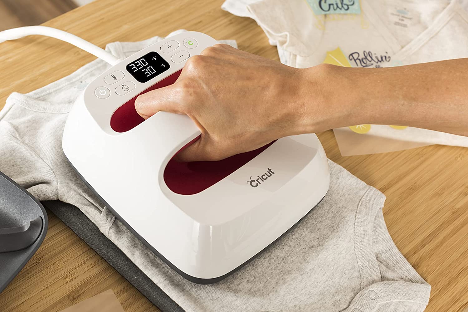 Cricut Smart Iron-on | Or | 2,7 m (9ft) | Vinyle de Transfert de Chaleur (HTV) | pour Une Utilisation Explore 3 et Maker 3, 2,7m, 2008685, 2.7m (9ft)