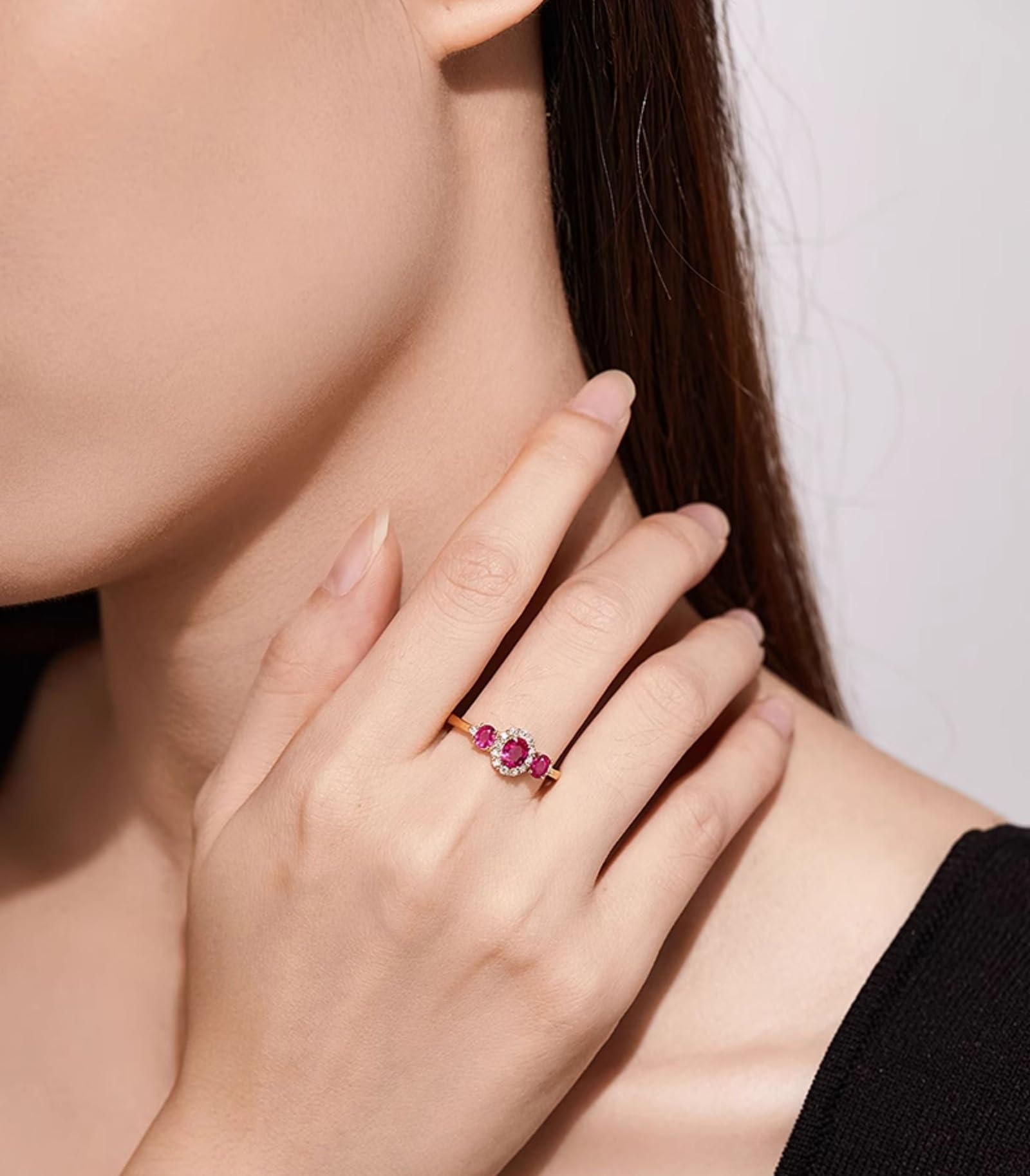 Oro Giallo Elegante Anello di Fidanzamento per Donna con Rubino Ovale da 0,9 ct e Diamante da 0,15 ct