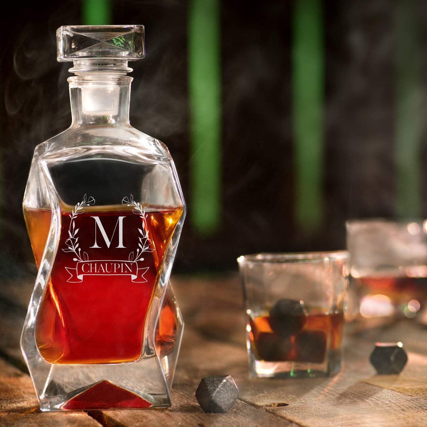 Maverton Carafe à Whisky avec Gravure pour Homme - Whiskey Set Élégant avec 2, 4 ou 6 Verres - Cadeau Homme Coffret Cadeau pour Couple - Souvenir de Mariage Anniversaire Fête des Grands-Pères