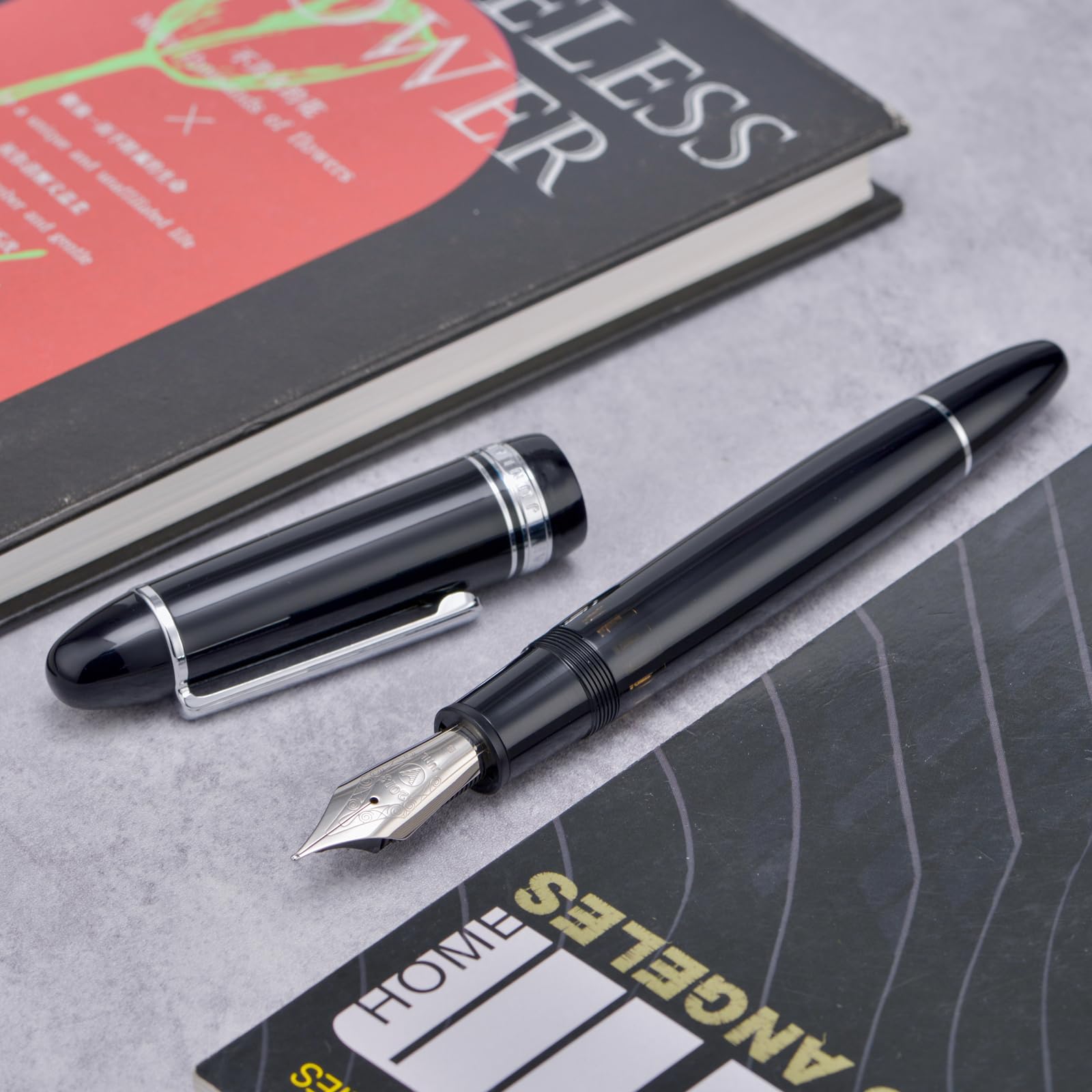 Yongsheng Junlai 930 - Pluma estilográfica acrílica, plumín mediano tamaño 9 con sistema de llenado de pistón, tanque de tinta de valla negro piano con diseño de forma de torpedo (Borde Plateado)