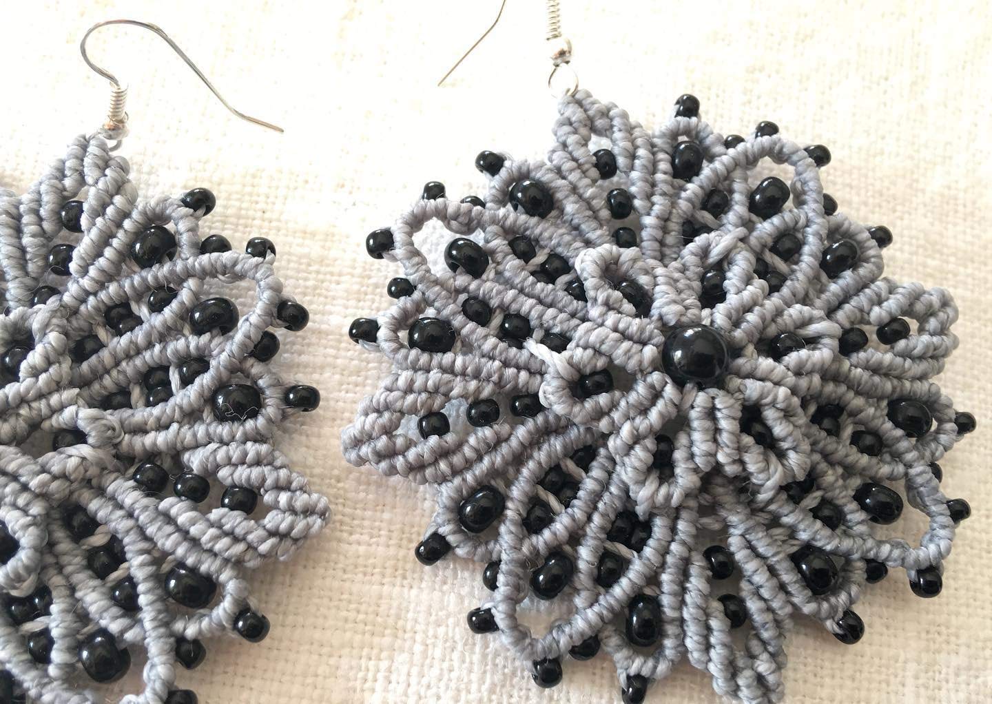 Pendientes grandes macramé flor grises con cuentas negras hechos a mano con hilo encerado, pendientes grandes.Miden aprox.6 cm. de diámetro