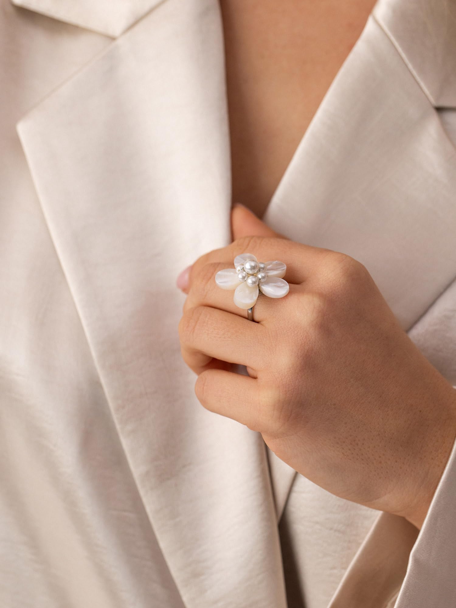 Purelei Pearly Flower Ring für Damen, Edelstahl Ring mit Muschelperlen, floraler Statement Ring mit verstellbarer Ringschiene, in S/M und M/L