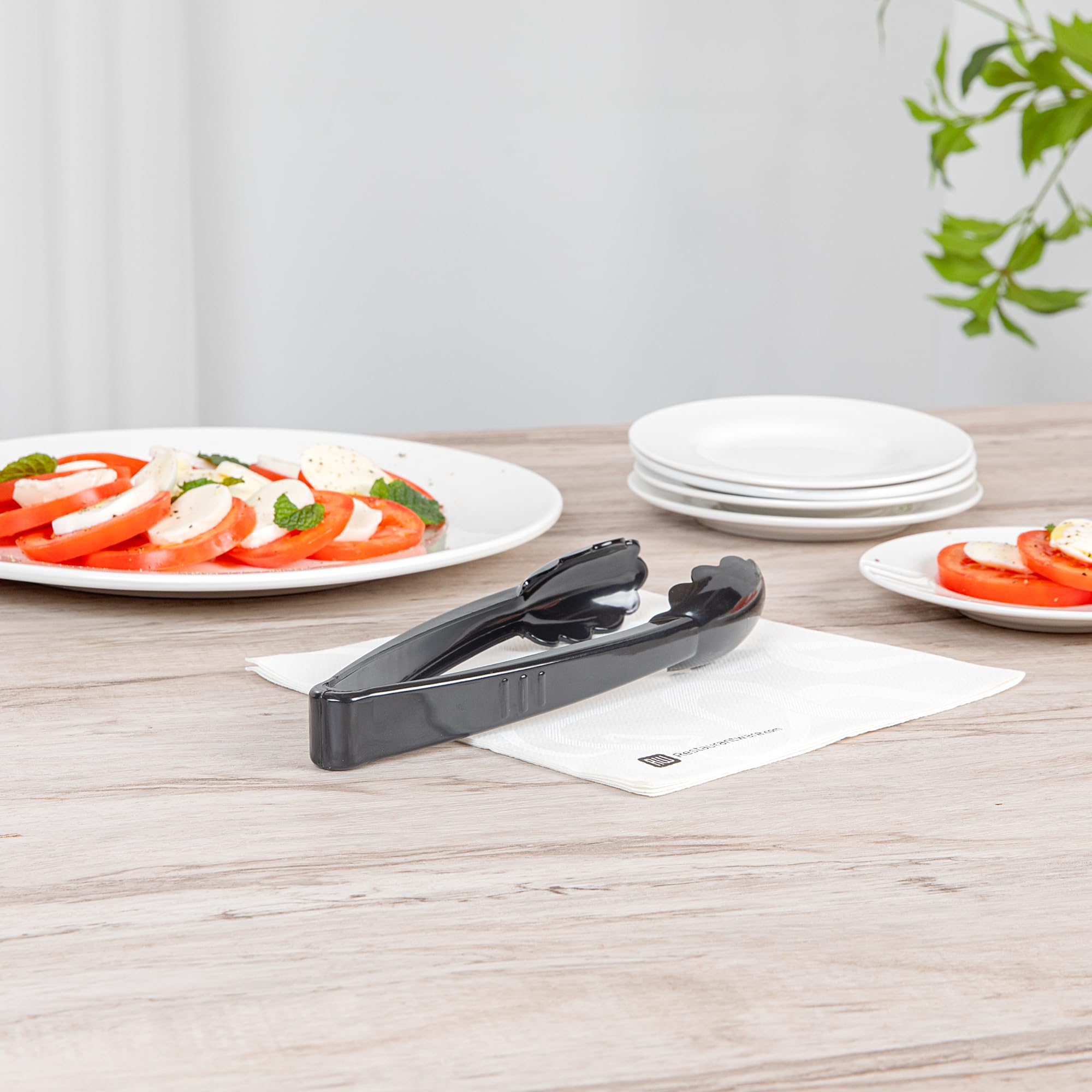 Restaurantware Pinzas negras para servir, 10 unidades, 9 pulgadas, pinzas de plástico desechables resistentes con asas largas y bordes festoneados para eventos con catering, bodas o bufés y