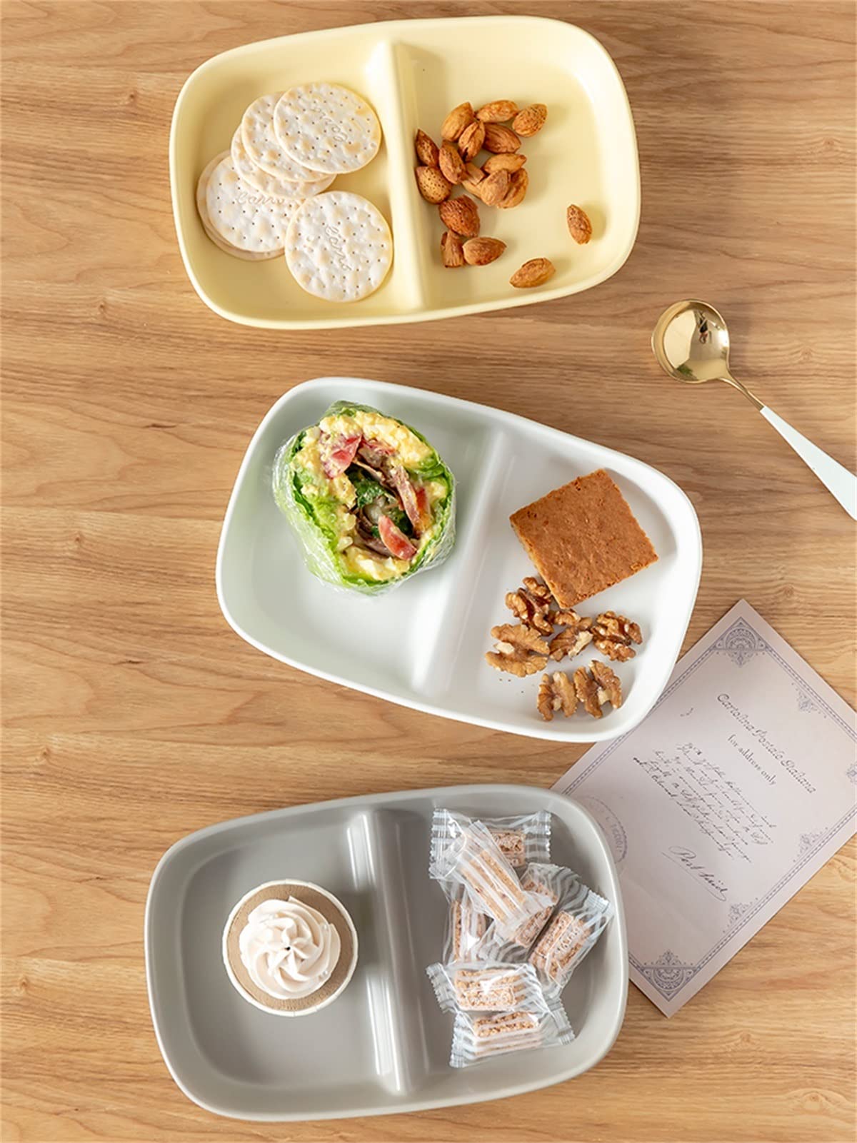 Taca do serwowania z 2 przegródkami, dzielone talerze Wyjątkowy talerz porcelanowy z przegródkami Podawaj chipsy i dipy, cukierki, orzechy, owoce, warzywa Dania z przekąskami Idealne na imprezy (Colo