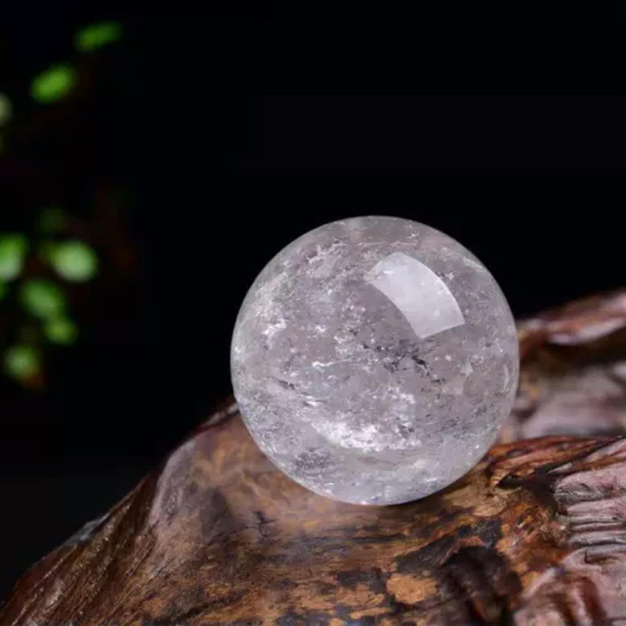 Boule de cristal de quartz avec support en bois : le cadeau idéal en pierre précieuse