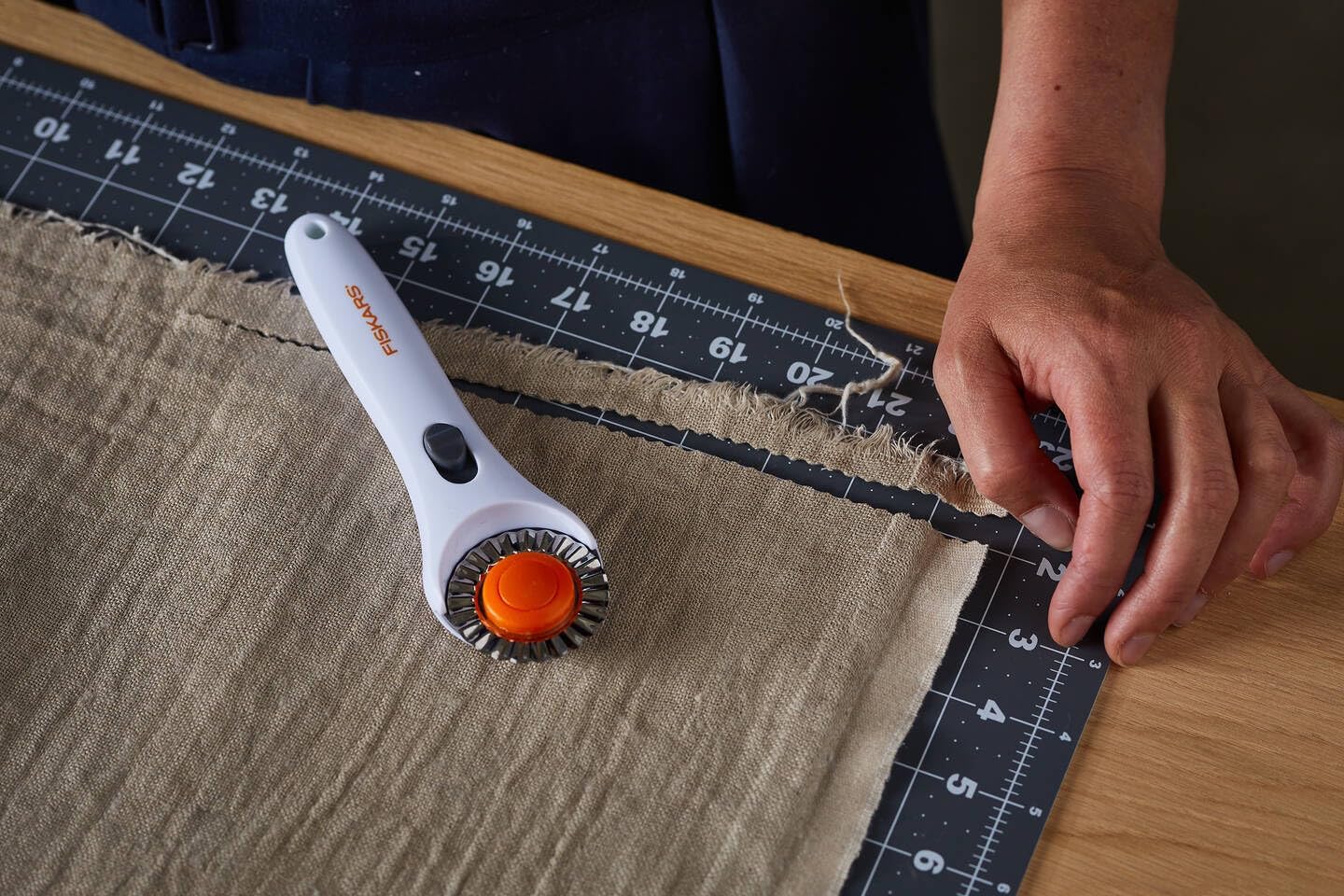 Original Fiskars 1066045 Replacement Blade Titanium Rolling Blade for Zigzag Cuts, Includes Blade Tray, Diameter 45 mm, Steel with Titanium Coating
