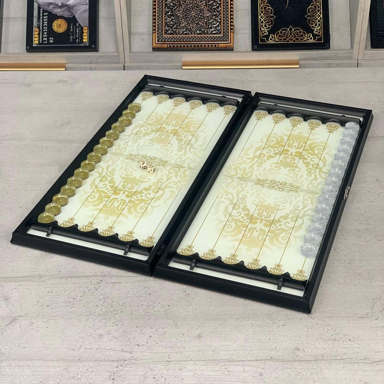 Ensemble de luxe Backgammon en verre – Édition Royal White & Gold – Jeu de société exclusif avec verre trempé et cadre en aluminium – Coffret élégant design baroque
