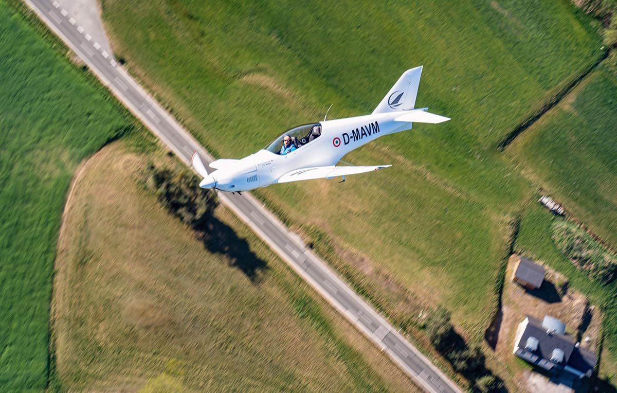 JOCHEN SCHWEIZER Geschenkgutschein: Kampfflugzeug selber fliegen Barth (30 Min.)
