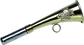 El cuerno de caza Januel de 16 cm de longitud está fabricado en latón dorado con anillos de transporte soldados. Incluye una decoración de jabalí y pipet reemplazable para una mejor calidad de sonido. Ideal para la caza en pequeños territorios.