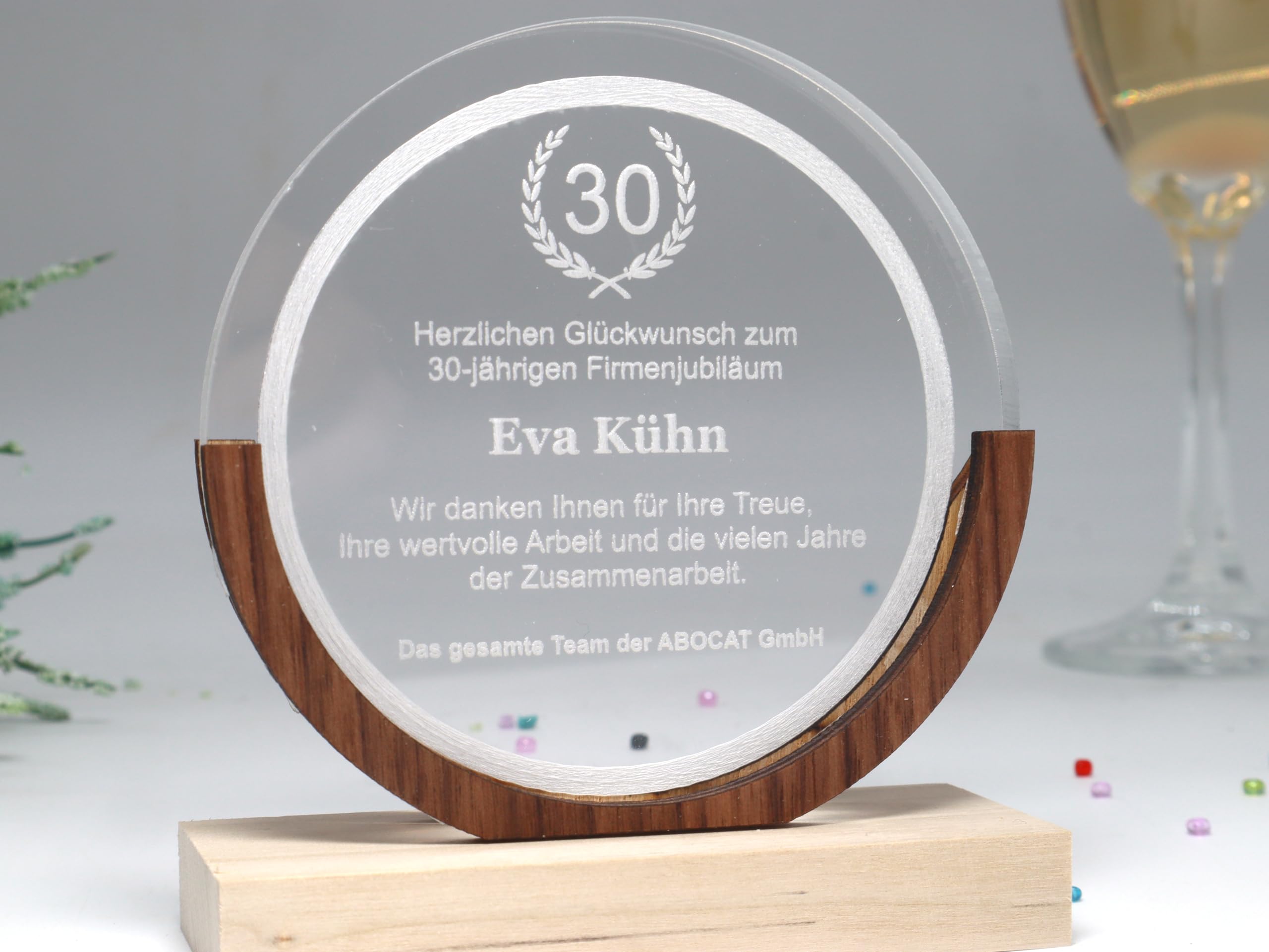 Pila Stone Moderner und eleganter Award personalisiert aus Acrylglas mit Nussbaum, Individuelle Gravur, Firmenjubiläum, Mitarbeiter Jubiläum. Moderne Auszeichnung & Award