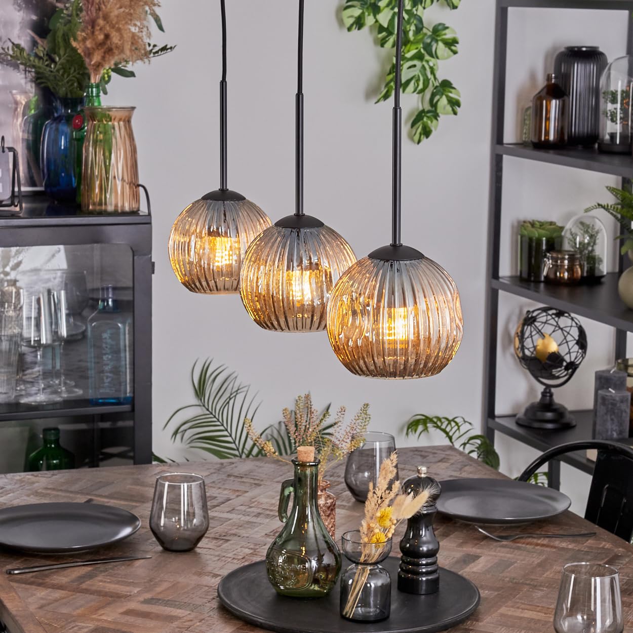 HOFSTEIN Hängeleuchte Ripoll, 3-flammige Hängelampe aus Metall/Riffelglas in Schwarz/Bernsteinfarben, Pendelleuchte im Retro/Vintage-Design (Schirme Ø 15 cm), E27, Esszimmer, Wohnzimmer, Küche