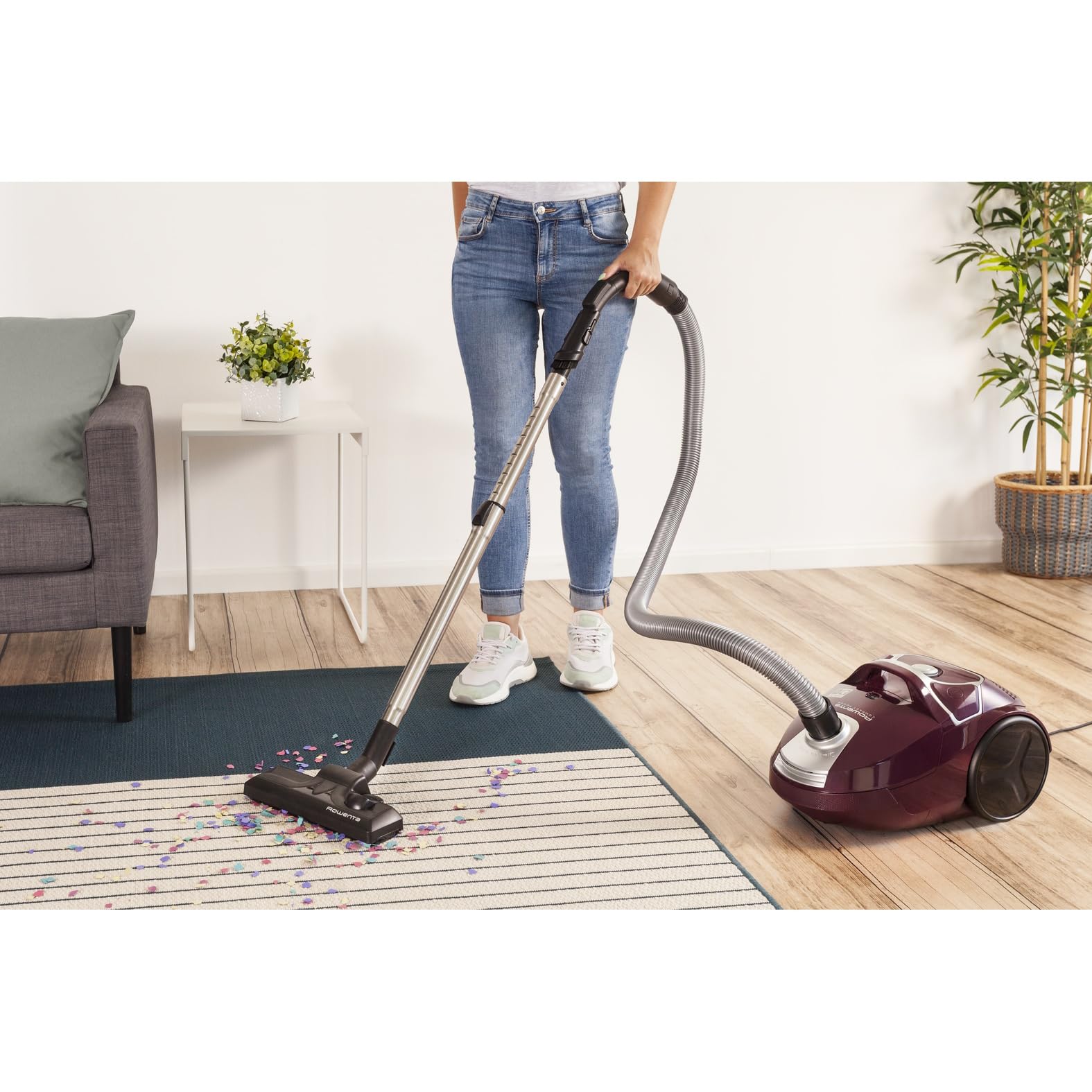 Rowenta Compact Power Aspirateur avec sac, Moteur basse consommation de 900 W max, Compact, Haute filtration, Capacité 3 L RO3969EA, Aubergine