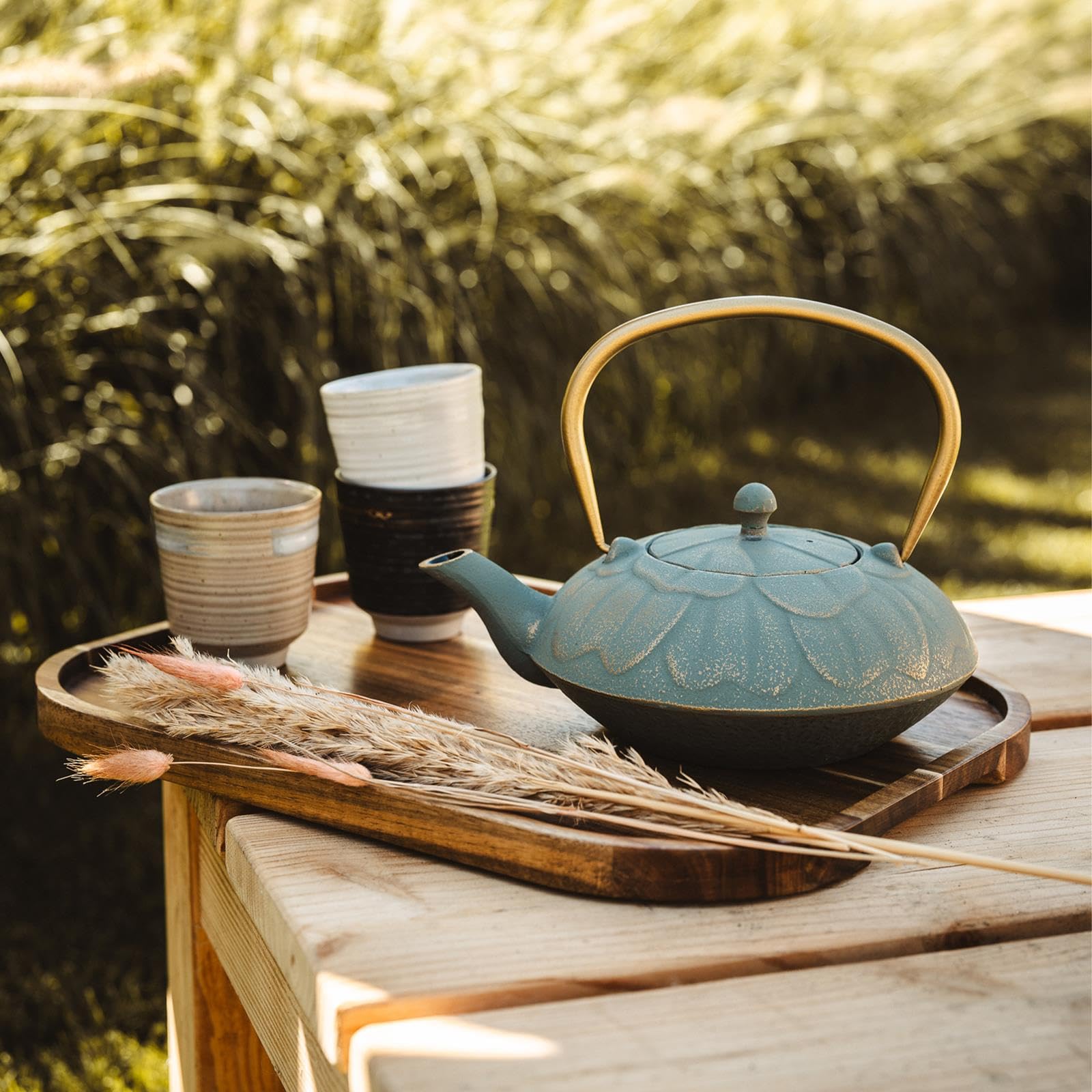 Bredemeijer Teekanne 1.3 Liter - flache Asia Gusskanne blau im Set mit 4 Tassen aus Porzellan & Holz-Untersetzer schwarz inkl. Edelstahl-Tee-Filter-Sieb Einsatz