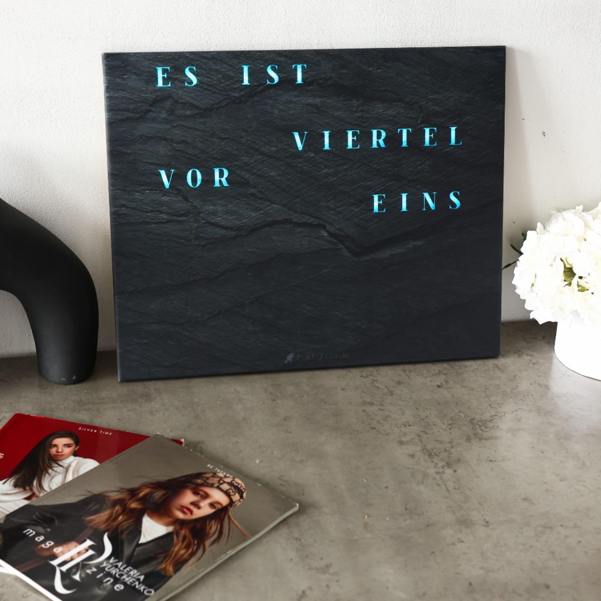 WordClock Jupiter 2.0 – Phantom Slate Edition 50×40 cm – Die fortschrittlichste Wortuhr bei Amazon – RGBW LED 4,3 Mrd Farben – Echtzeituhr RTC – IO Advanced Software – Premium Schiefer-Design