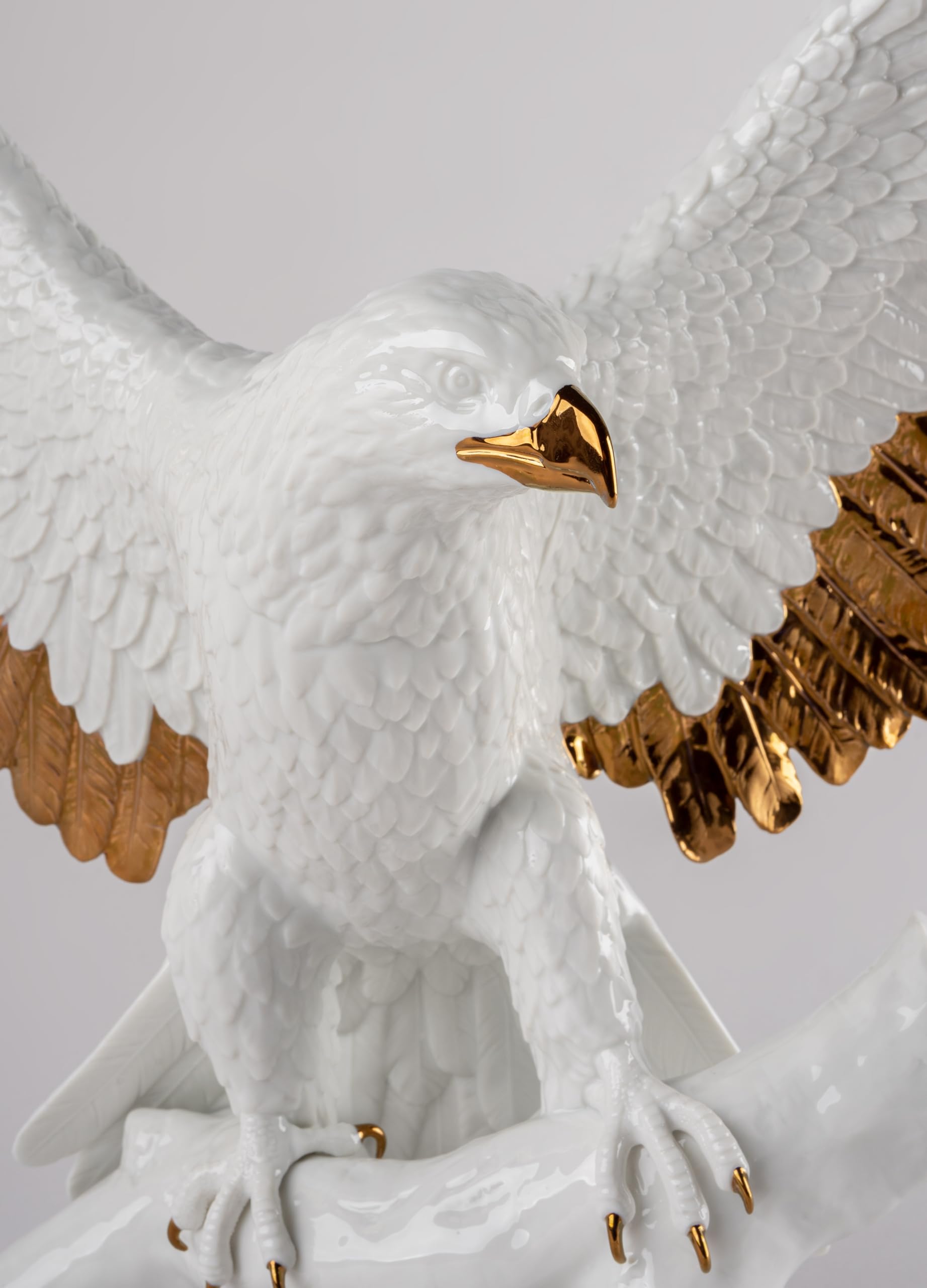 LLADRÓ Porzellanfigur Adler in Weiß und Kupfer, Skulptur, die einen mächtigen und majestätischen Adler darstellt