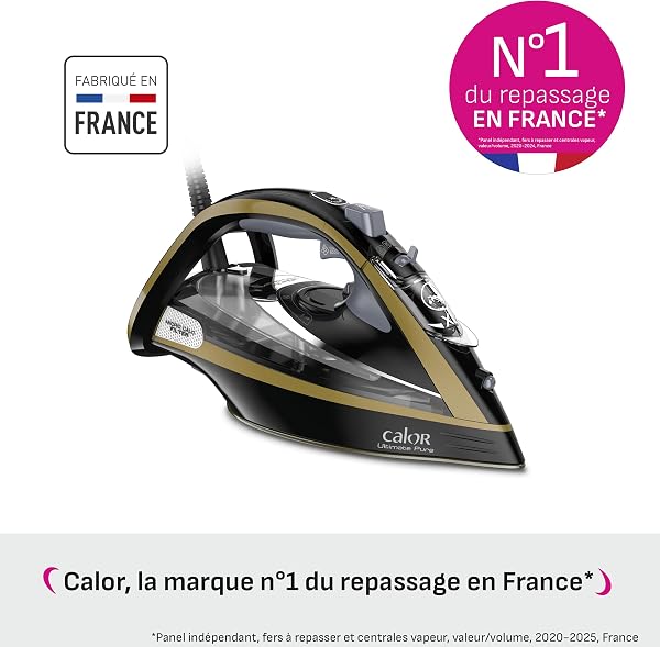 Gros plan sur la semelle Durilium AirGlide Autoclean du fer Calor Ultimate Pure, montrant sa surface lisse et son système de diffusion vapeur.