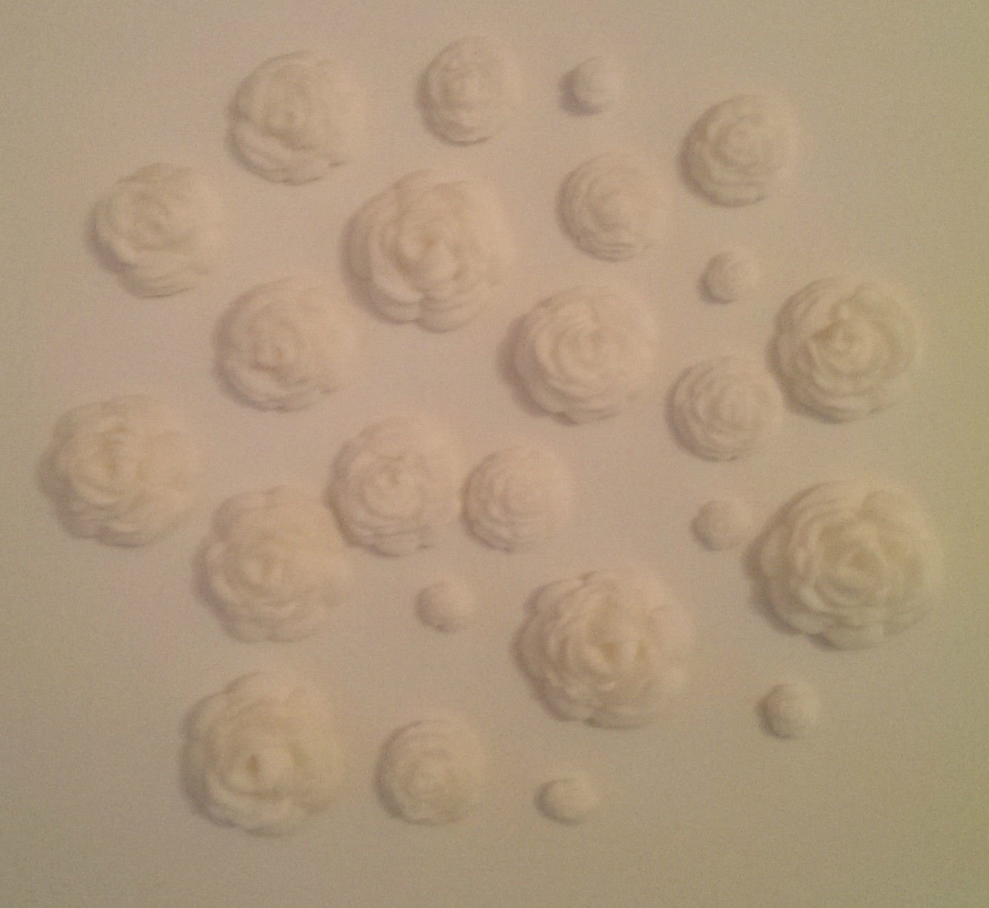 Wildingscakeproducts White 12 X 20Mm Edible Roses For Sugarcraft, Cakes, Cupcakes (White)